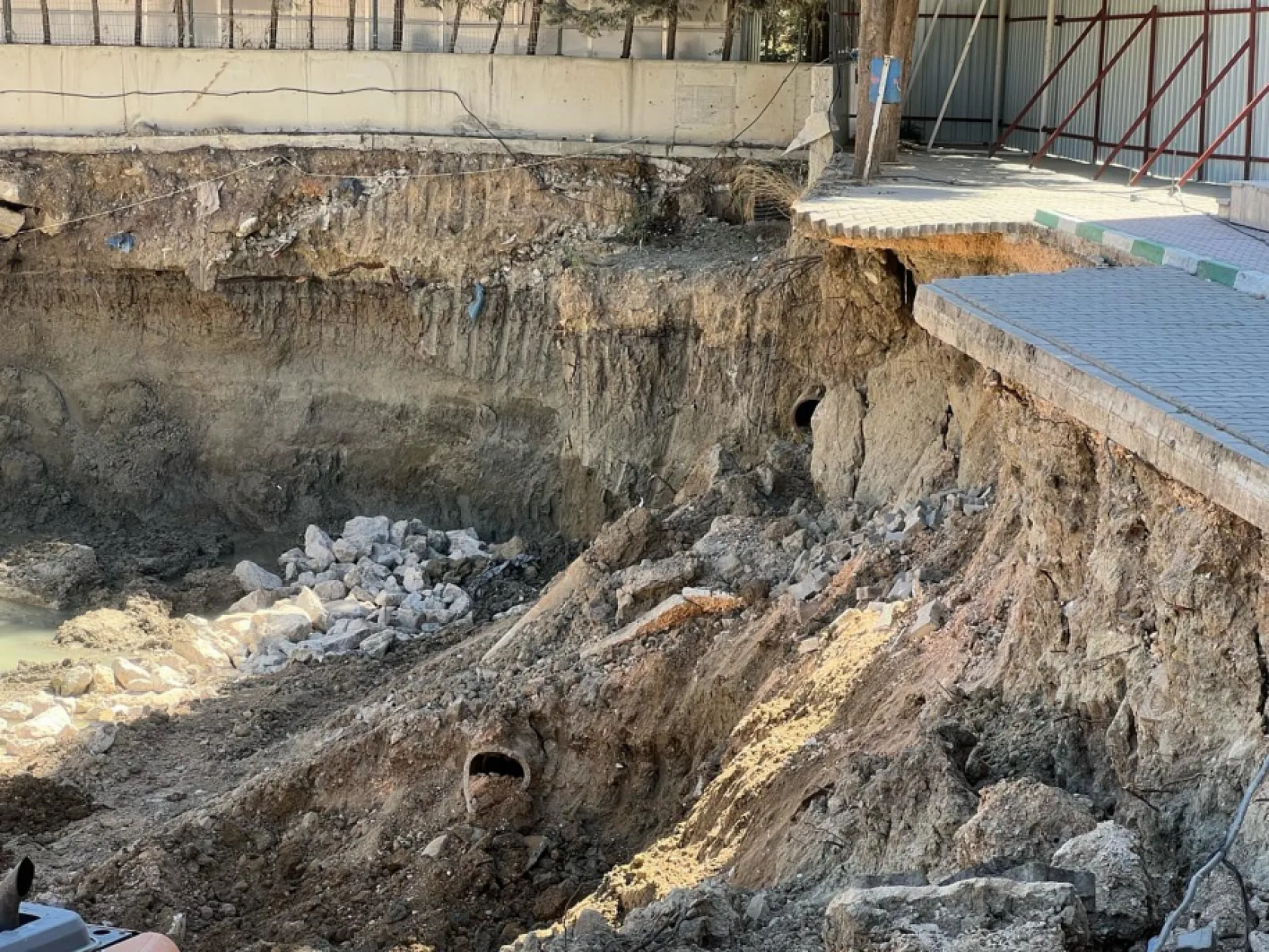Bursa'da okul bahçesinin bir bölümü çöktü