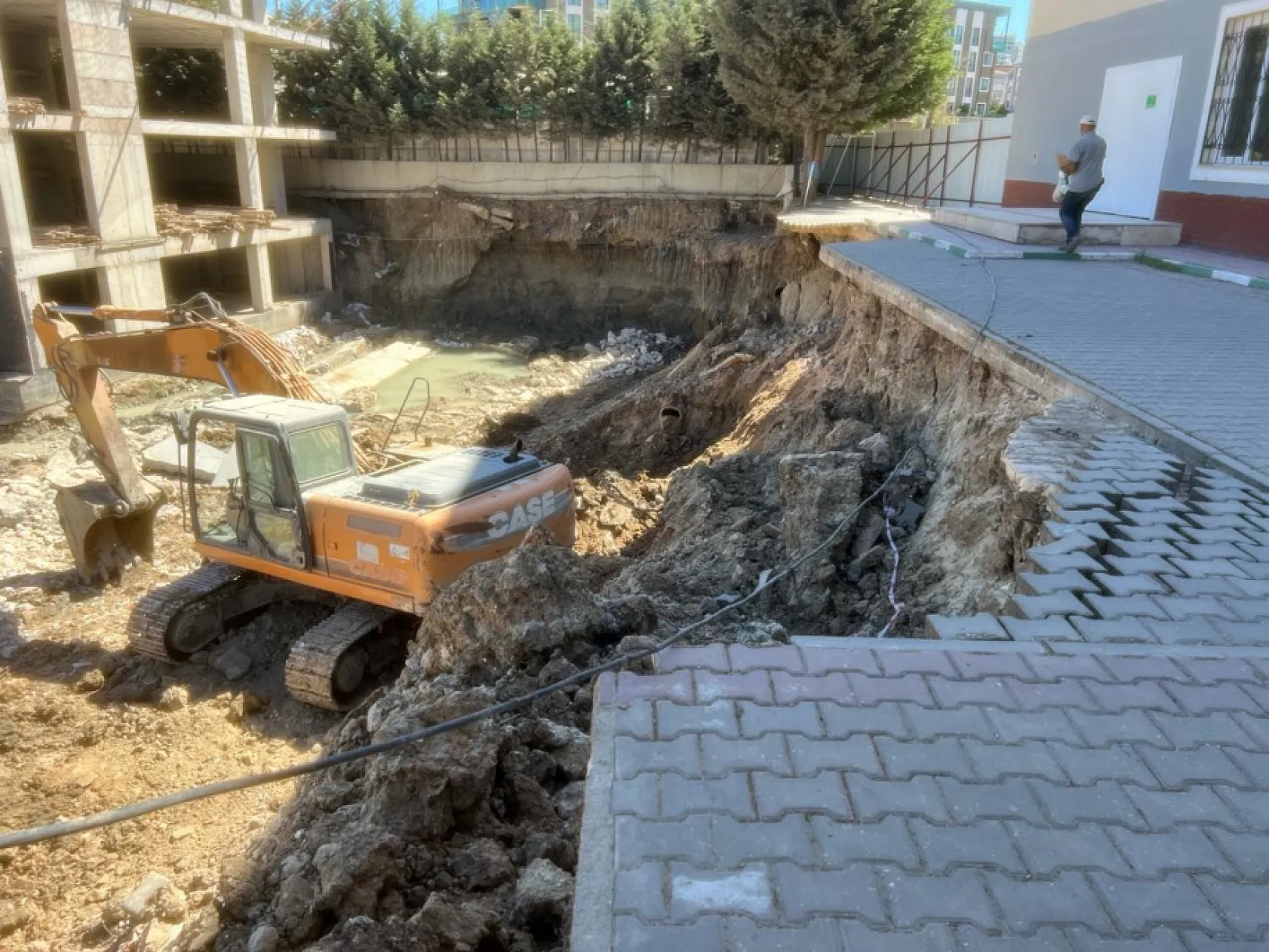 Bursa'da okul bahçesinin bir bölümü çöktü
