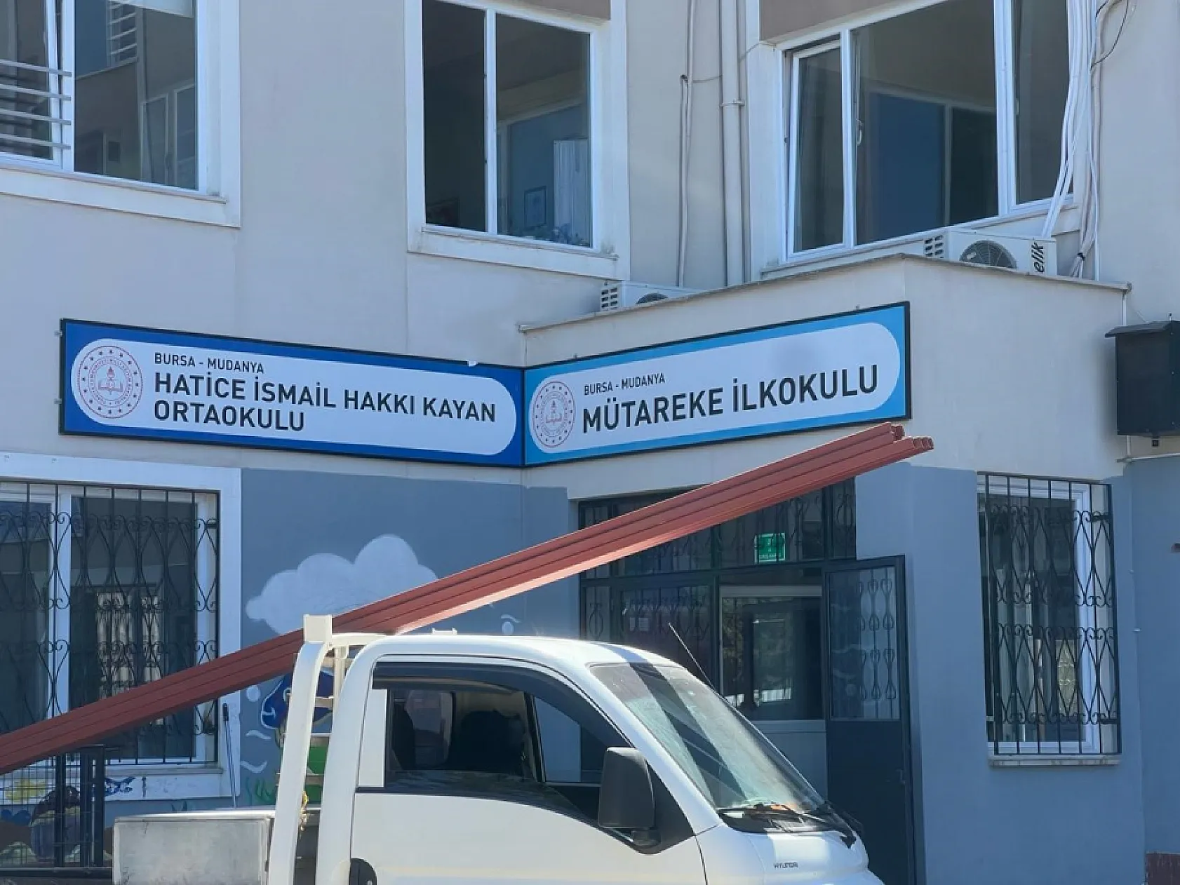 Bursa'da okul bahçesinin bir bölümü çöktü