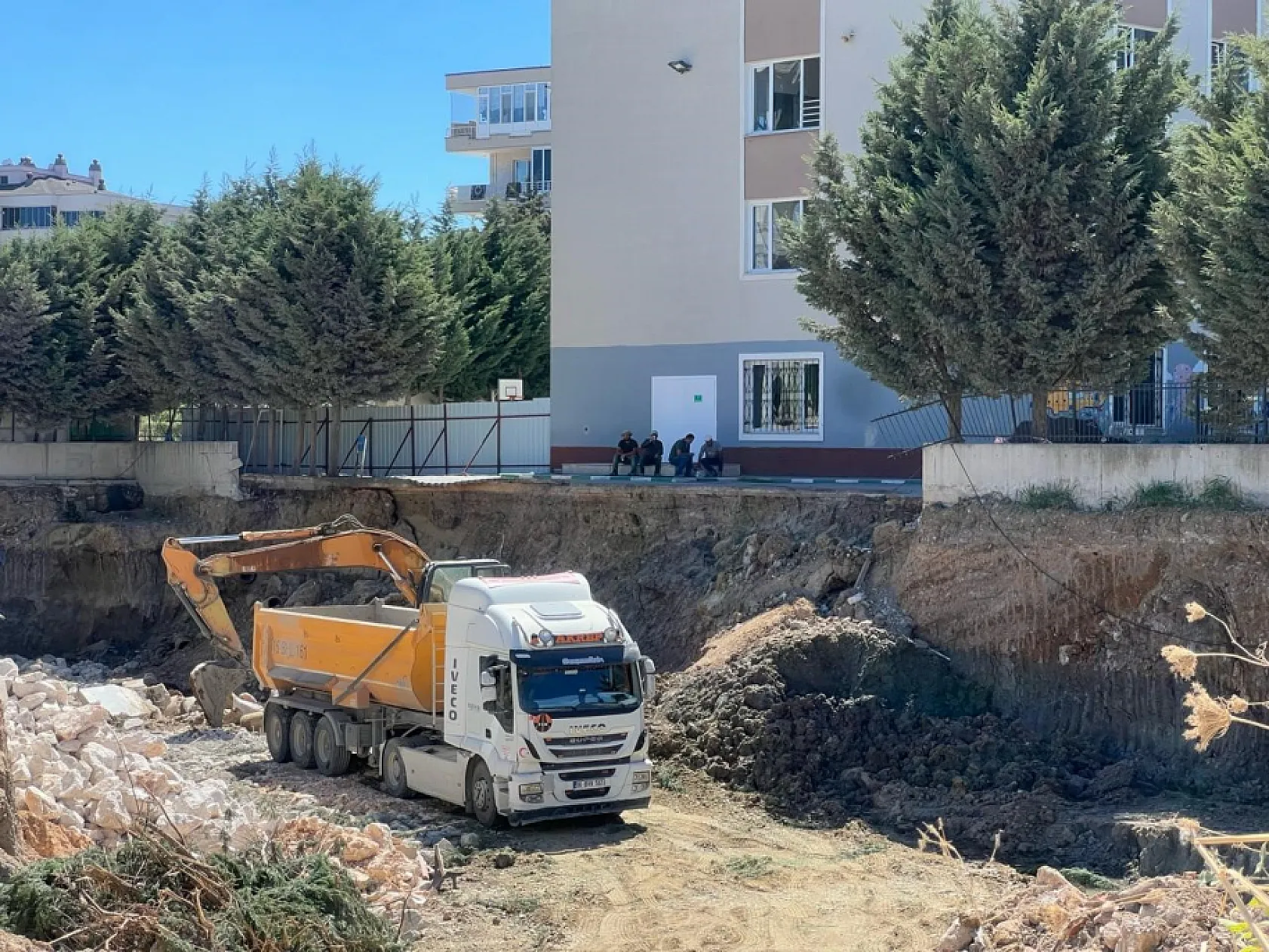 Bursa'da okul bahçesinin bir bölümü çöktü
