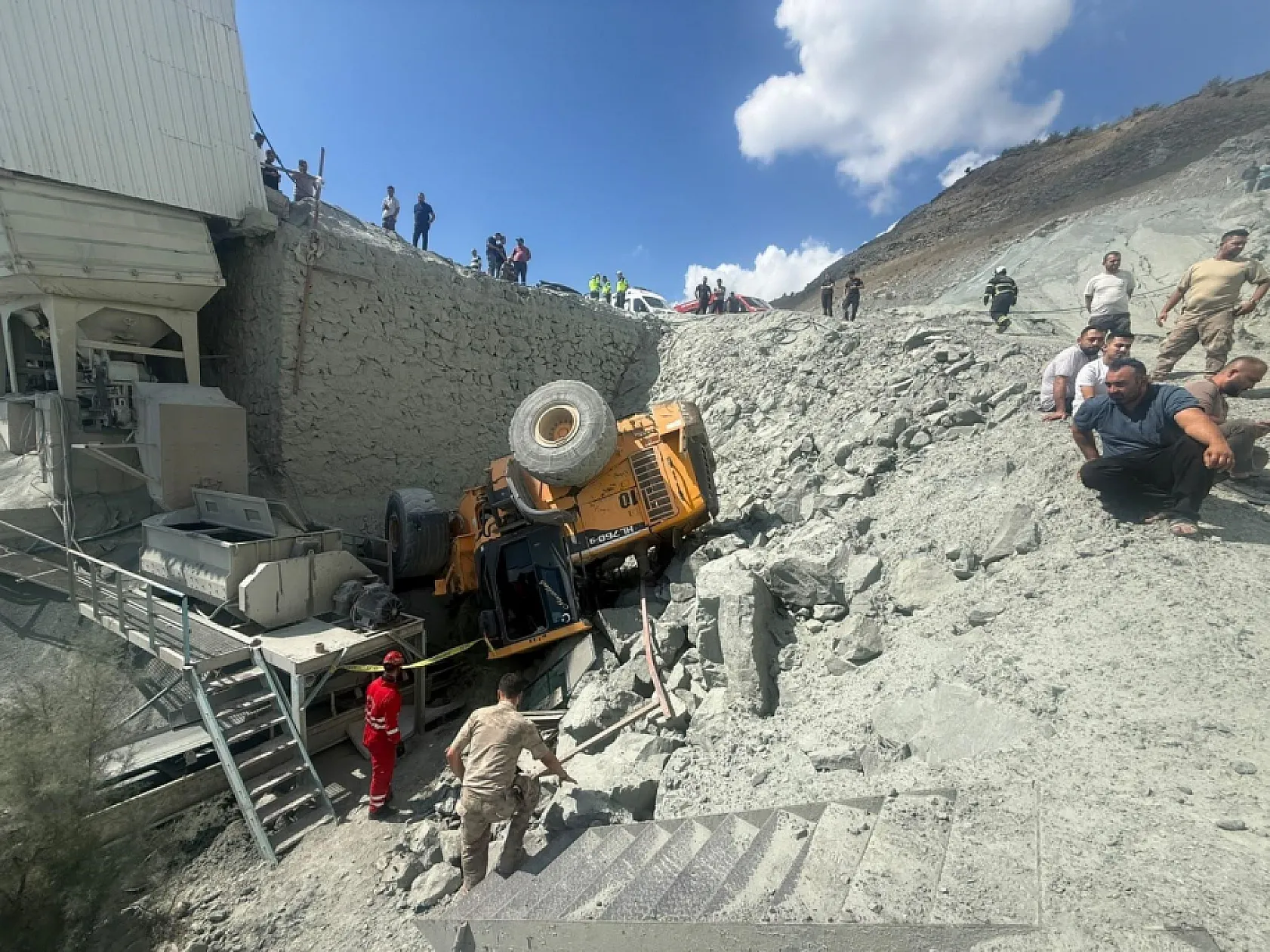 Taş ocağında iş makinesi devrildi: 1 işçi öldü
