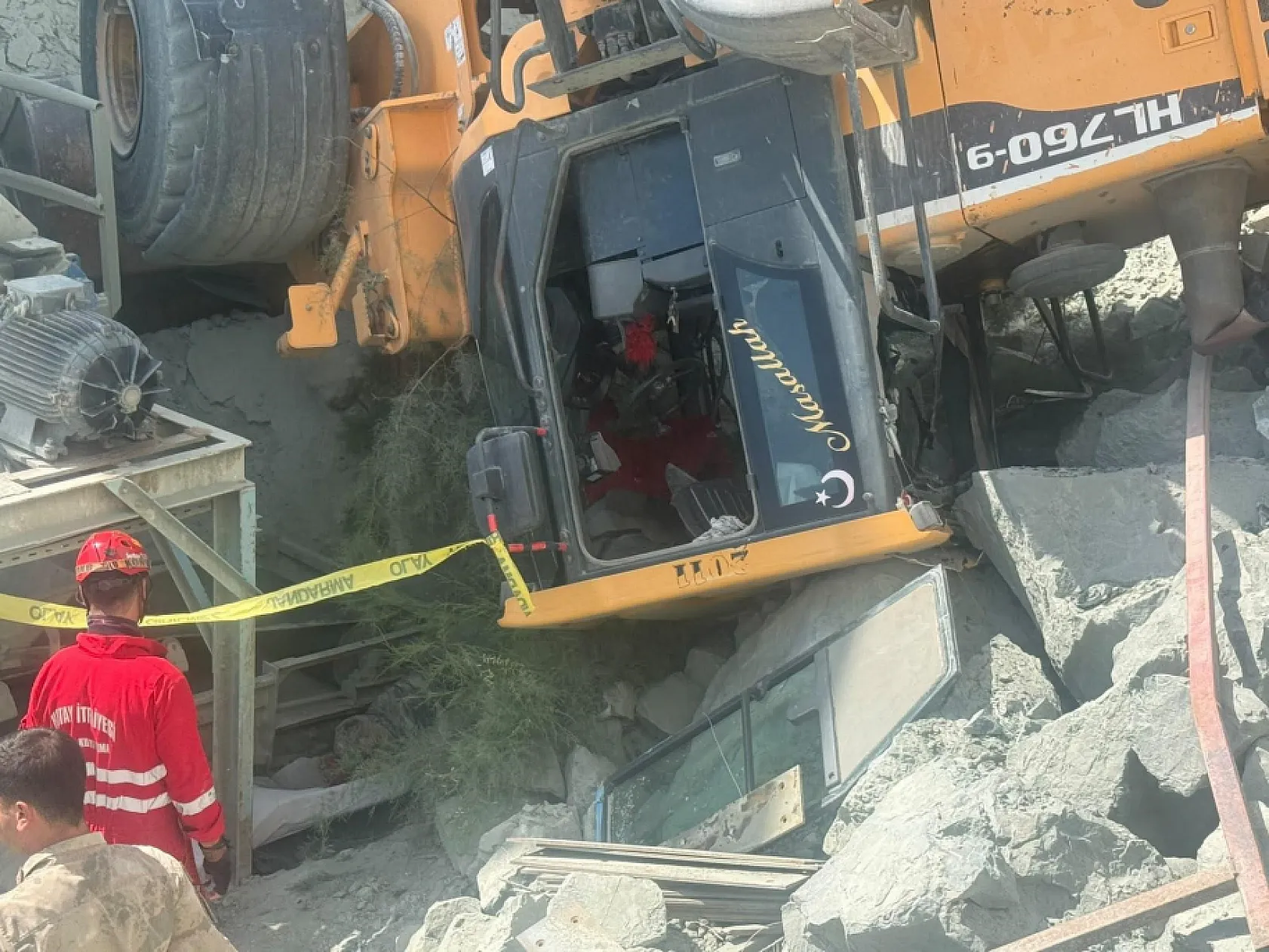 Taş ocağında iş makinesi devrildi: 1 işçi öldü