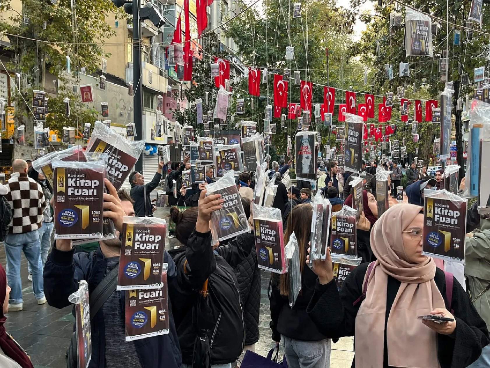 İzmit'te çınar ağaçları kitapla doldu