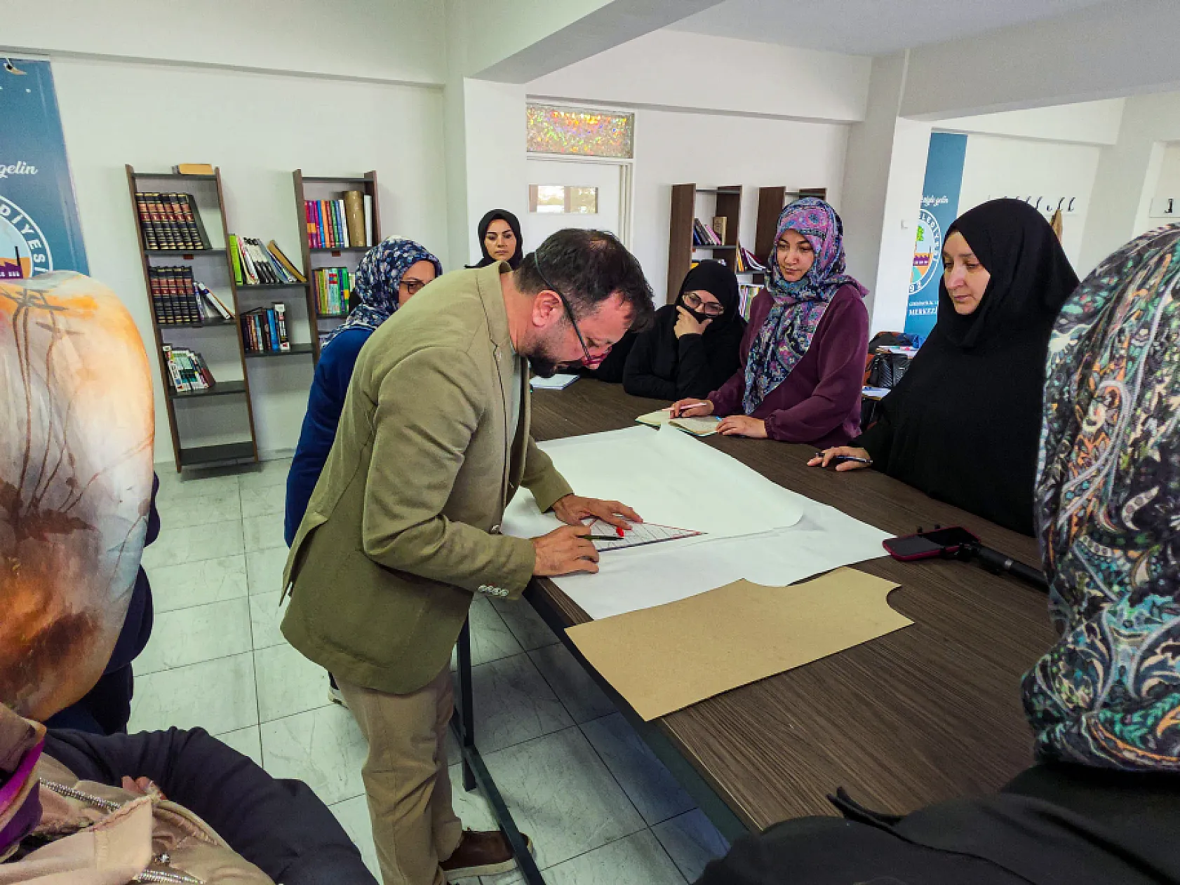 Kadınlar moda tasarımı kursuyla meslek öğreniyor