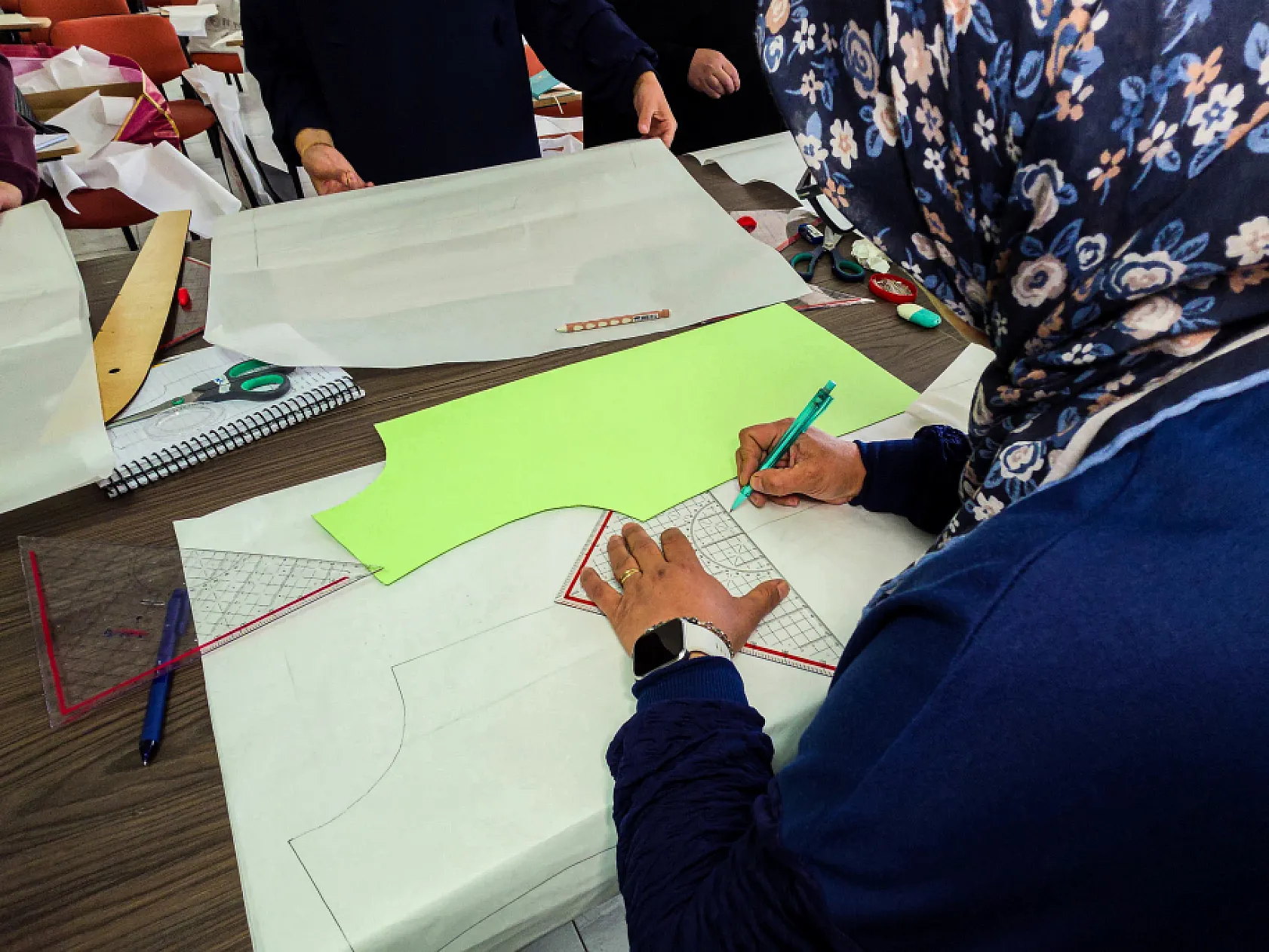 Kadınlar moda tasarımı kursuyla meslek öğreniyor