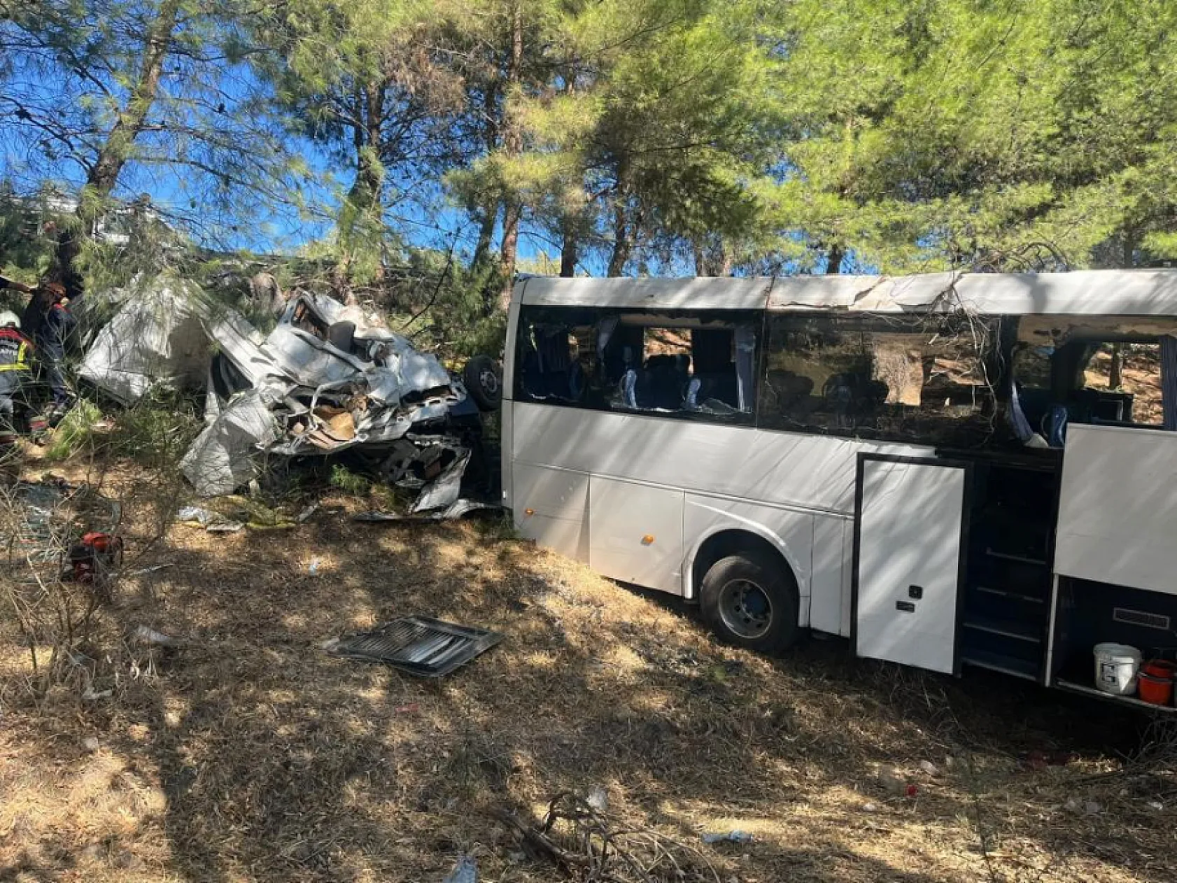 Aydın-İzmir otoyolu'nda feci kaza: 2 kişi hayatını kaybetti, 9 turist yaralandı