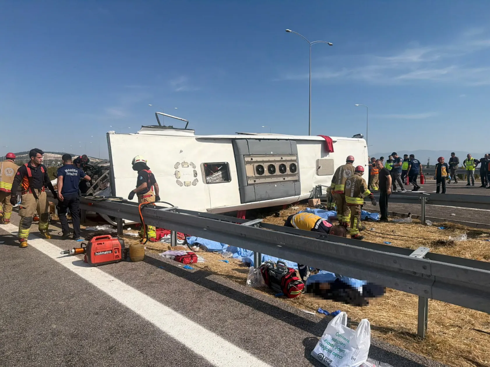 Manisa'da yolcu otobüsü ile tır çarpıştı: 11 ölü, 37 yaralı