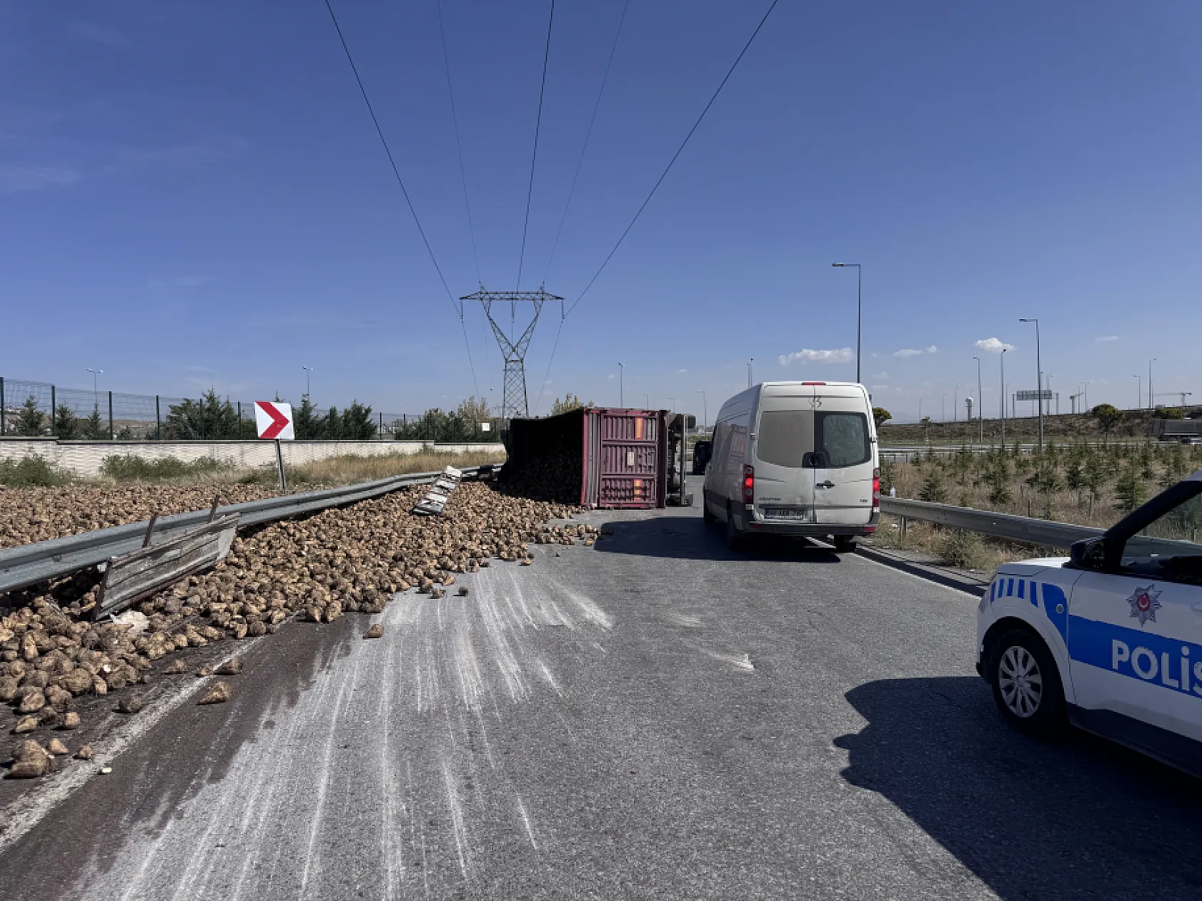 Kayseri'de pancar yüklü tır devrildi: Pancarlar yola saçıldı, trafik aksadı