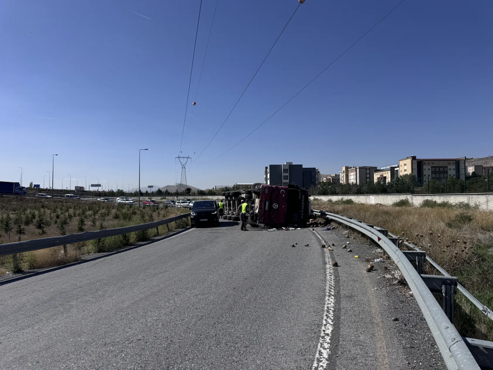 Kayseri'de pancar yüklü tır devrildi: Pancarlar yola saçıldı, trafik aksadı