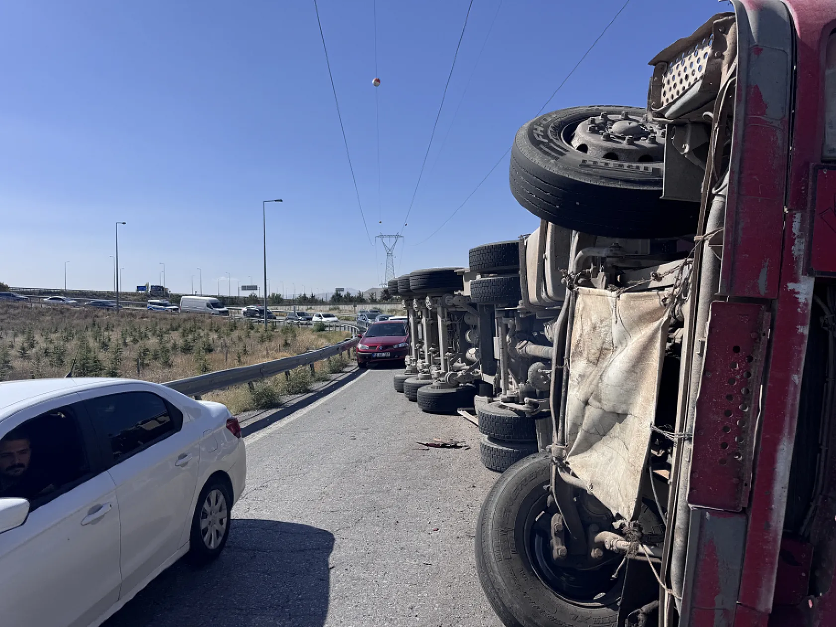 Kayseri'de pancar yüklü tır devrildi: Pancarlar yola saçıldı, trafik aksadı