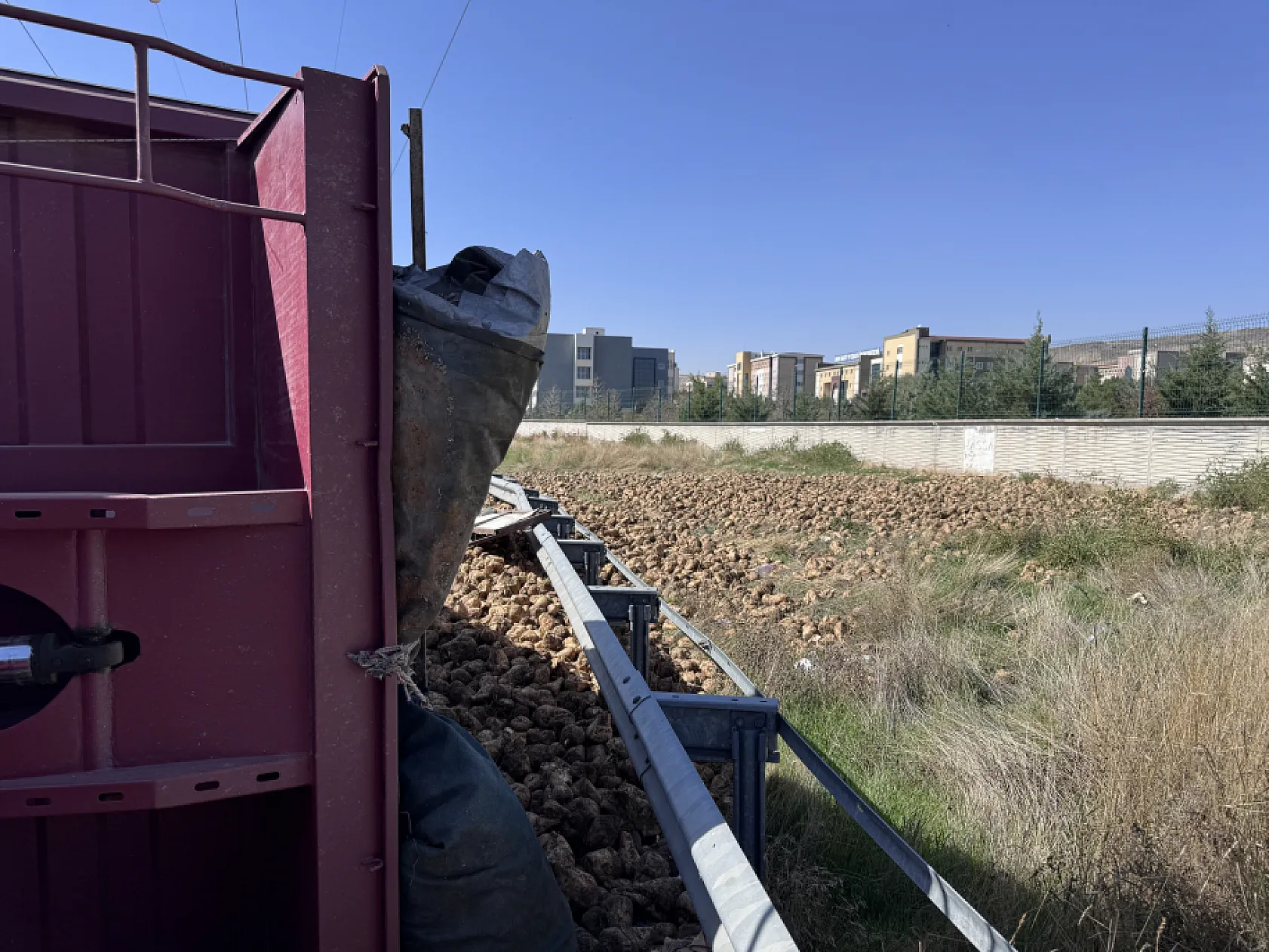Kayseri'de pancar yüklü tır devrildi: Pancarlar yola saçıldı, trafik aksadı