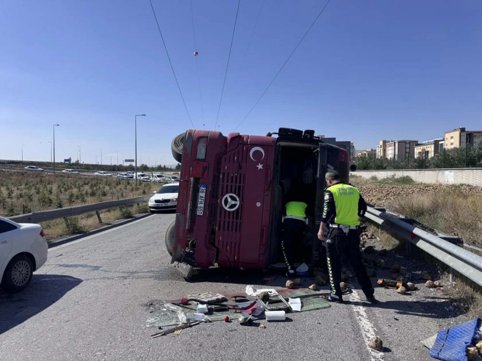 Kayseri'de pancar yüklü tır devrildi: Pancarlar yola saçıldı, trafik aksadı
