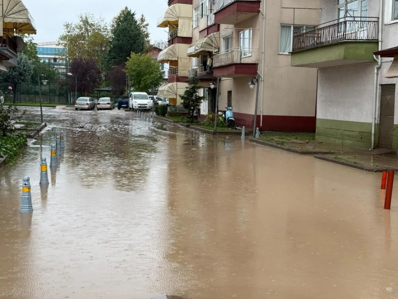 Kocaeli'de sağanak yağış hayatı olumsuz etkiledi: Cadde ve sokaklar sular altında kaldı