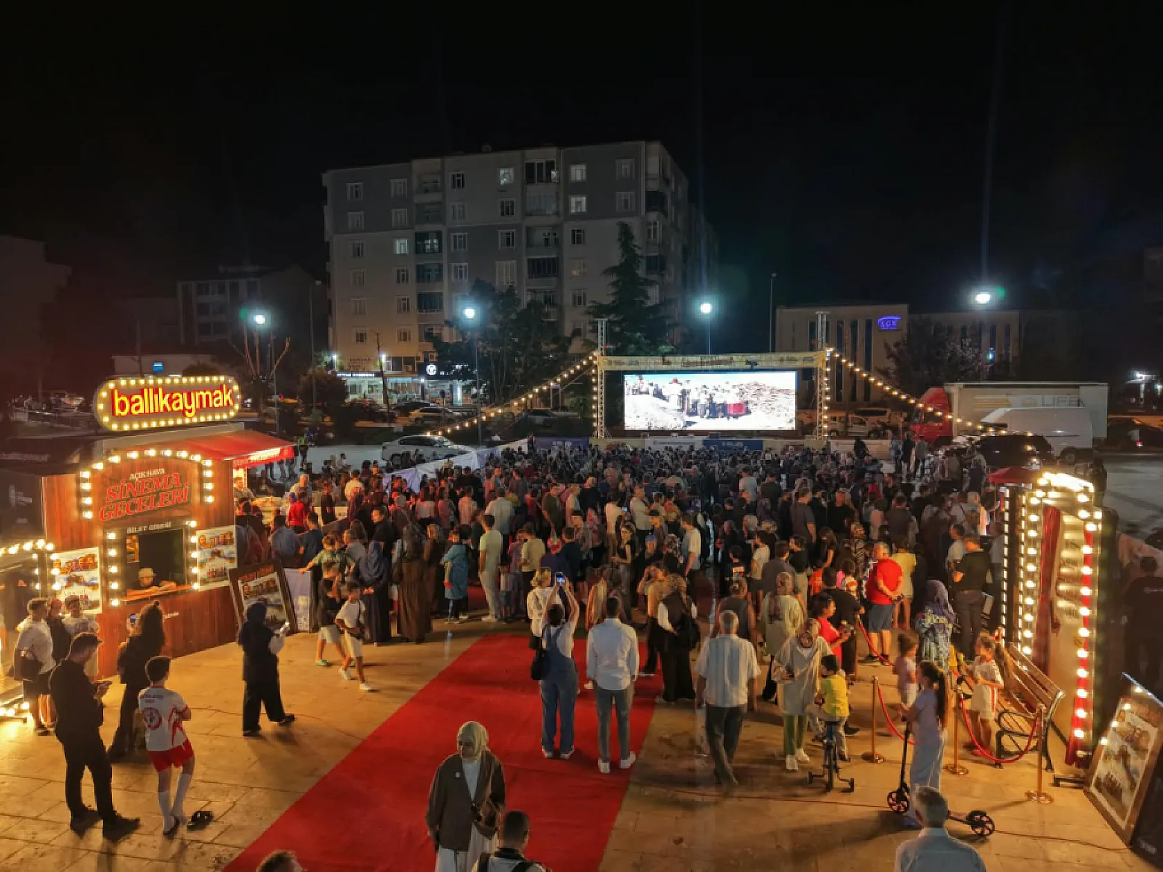 Büyükşehir'in açık hava sinema geceleri ile sinema keyfi 17 ilçeye taşındı