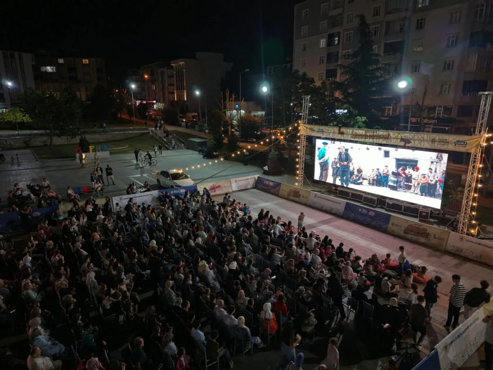 Büyükşehir'in açık hava sinema geceleri ile sinema keyfi 17 ilçeye taşındı