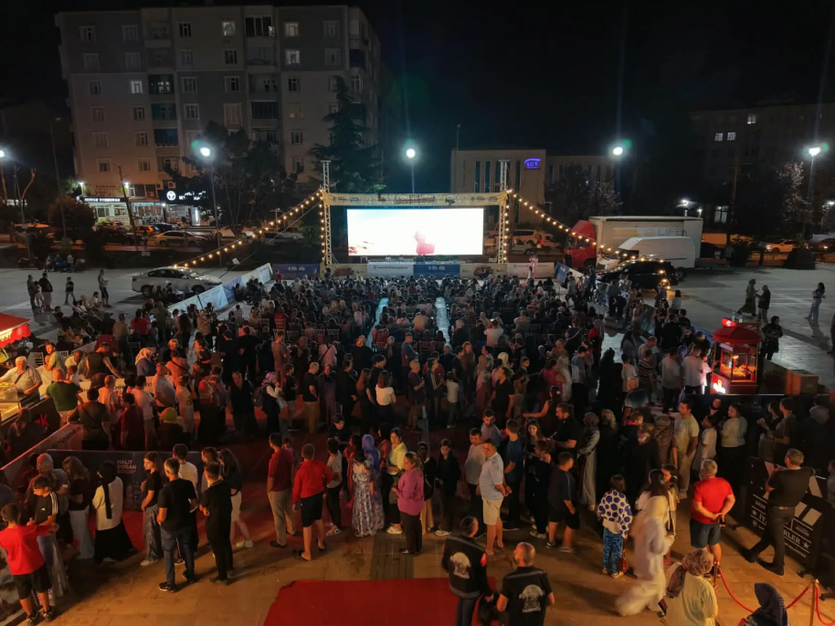 Büyükşehir'in açık hava sinema geceleri ile sinema keyfi 17 ilçeye taşındı