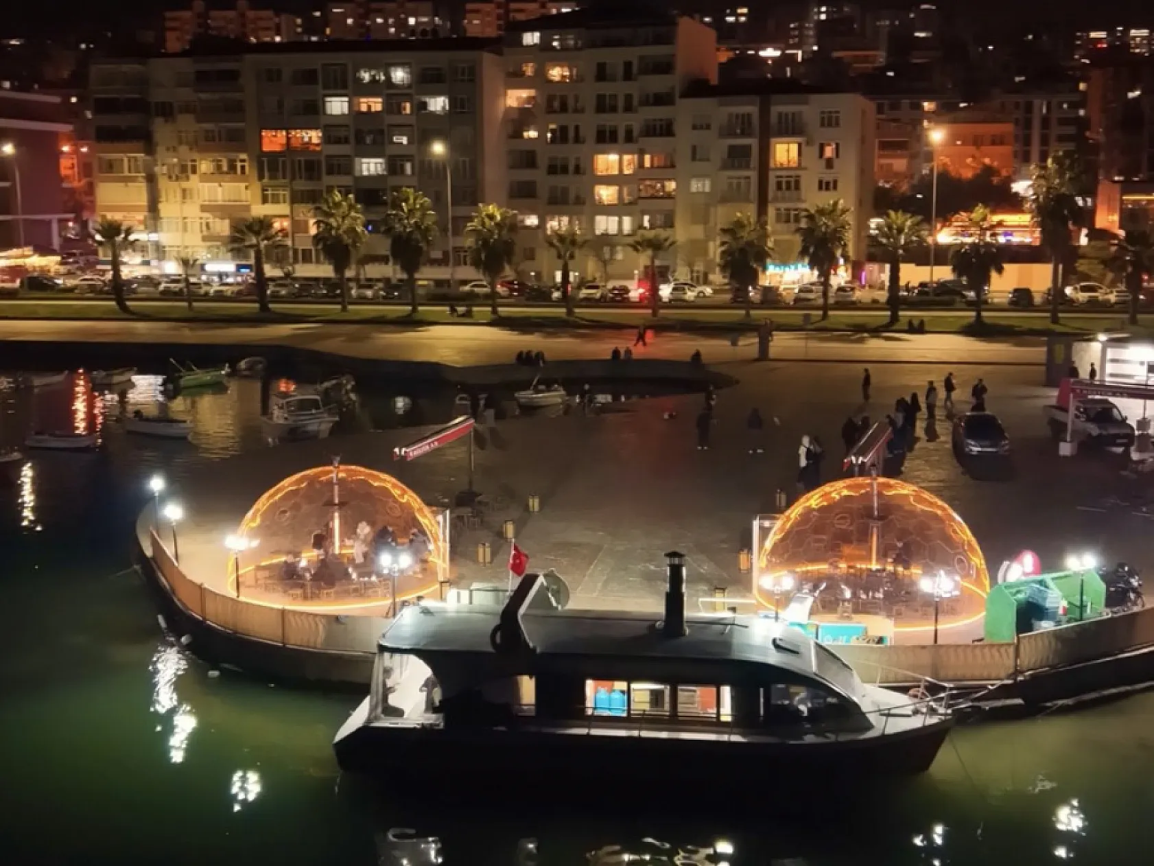 Atakum'da Soğuğa Karşı Balık Ekmek Keyfi: Sobalı Şeffaf Dome'ler Hizmete Girdi