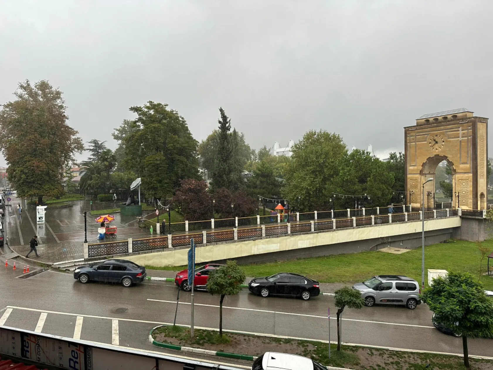 Yağışlı hava hayatı olumsuz etkiliyor