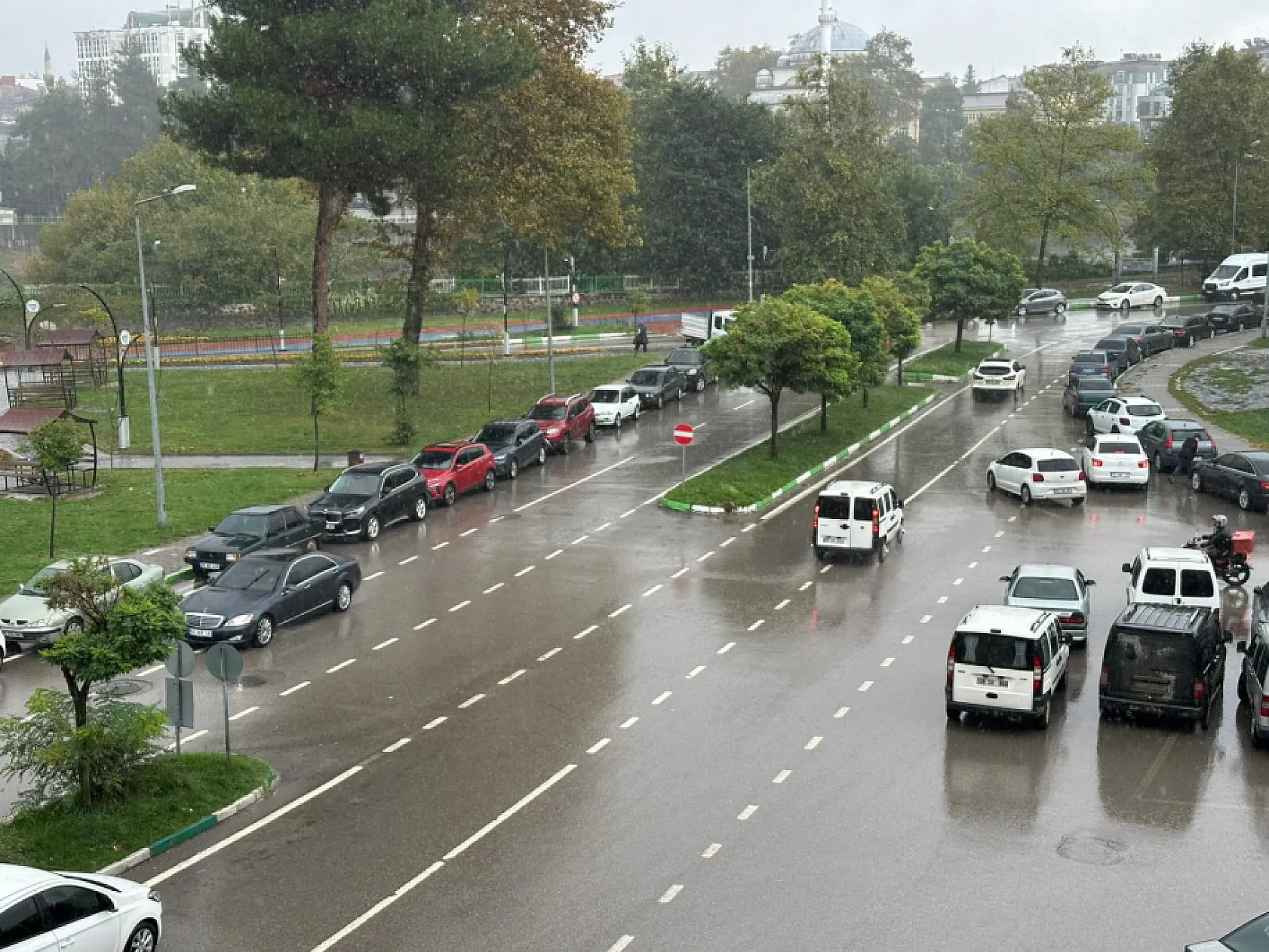 Yağışlı hava hayatı olumsuz etkiliyor