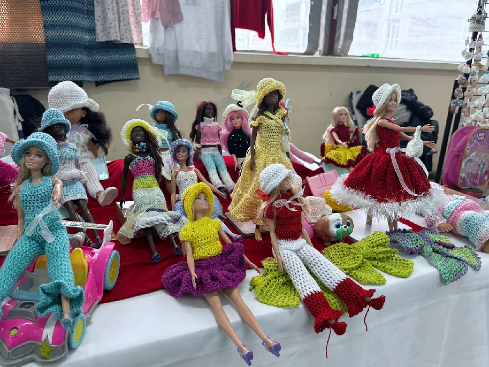 Sanatçıların tarzını oyuncak bebeklere uyarlıyor