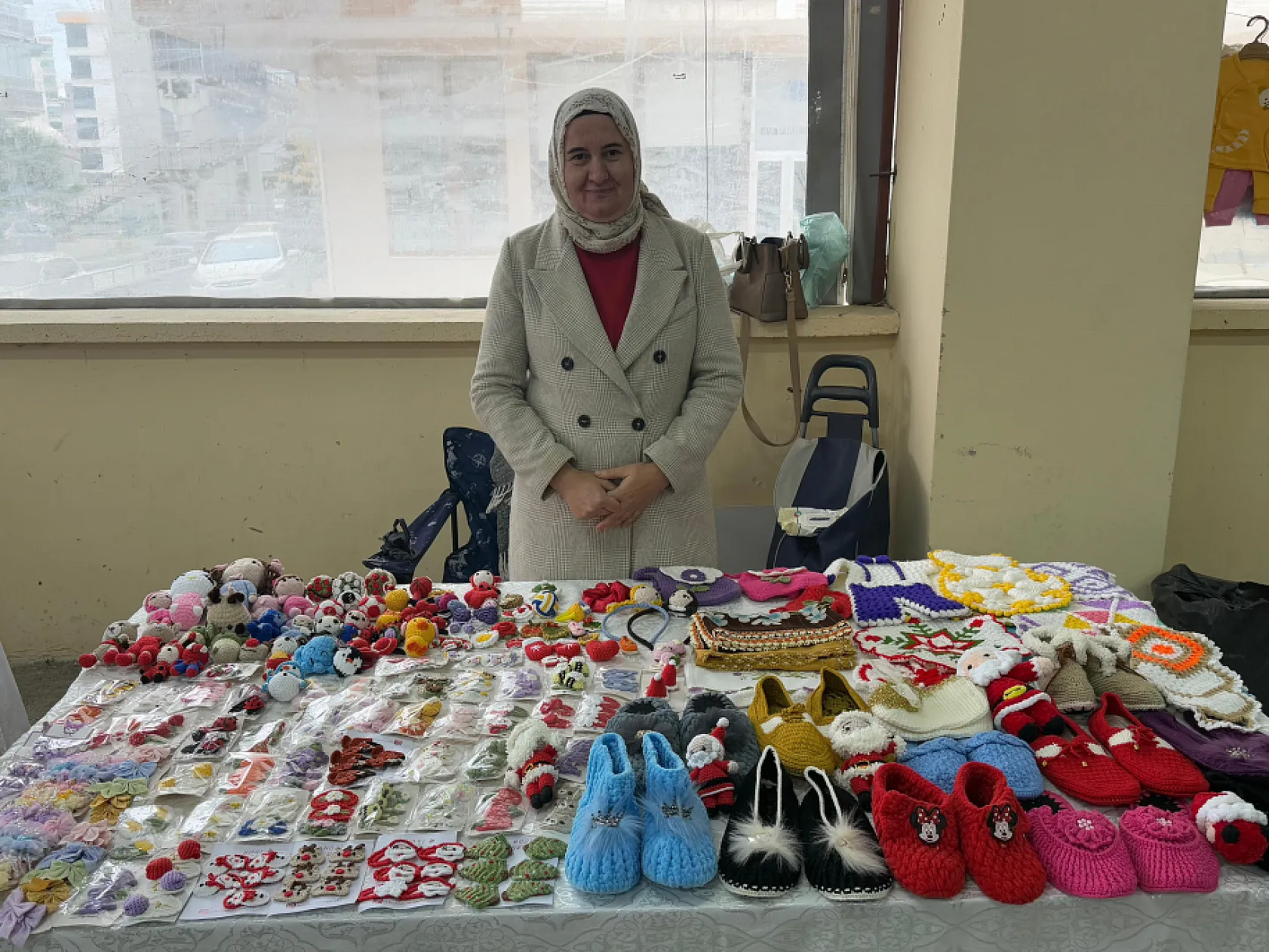 Ev hanımı Korkmaz, kız çocukları için el örgüsü tokalar üretiyor