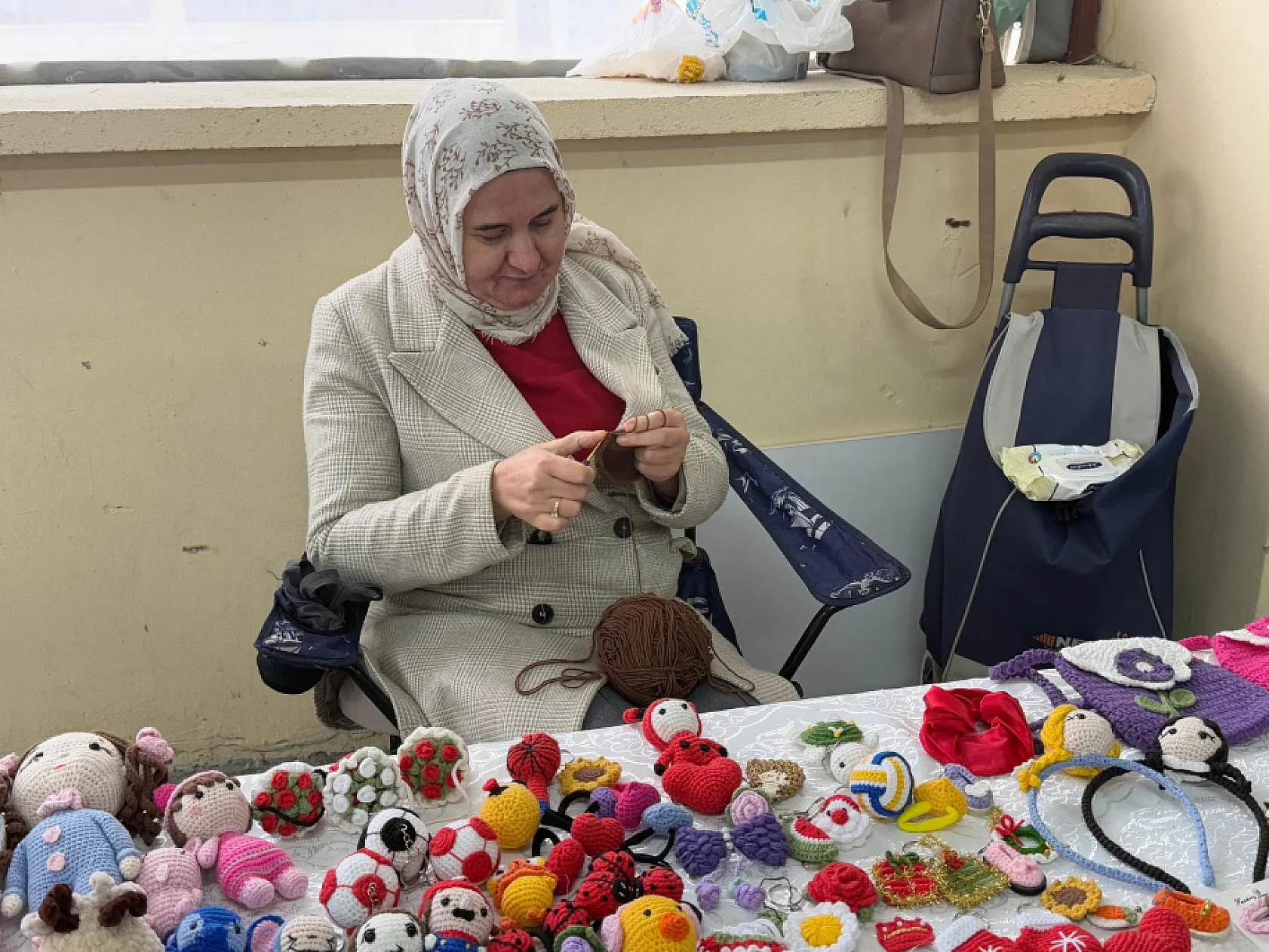 Ev hanımı Korkmaz, kız çocukları için el örgüsü tokalar üretiyor