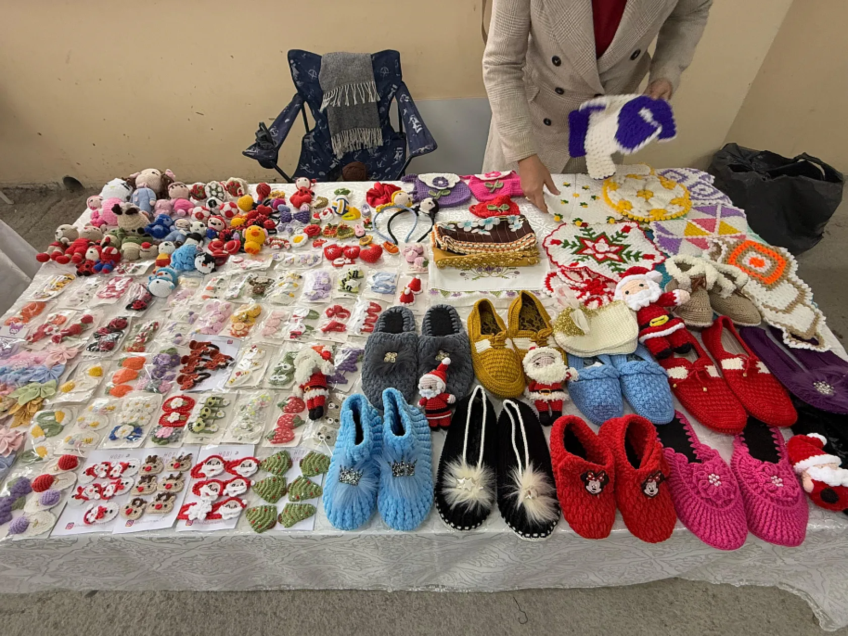 Ev hanımı Korkmaz, kız çocukları için el örgüsü tokalar üretiyor