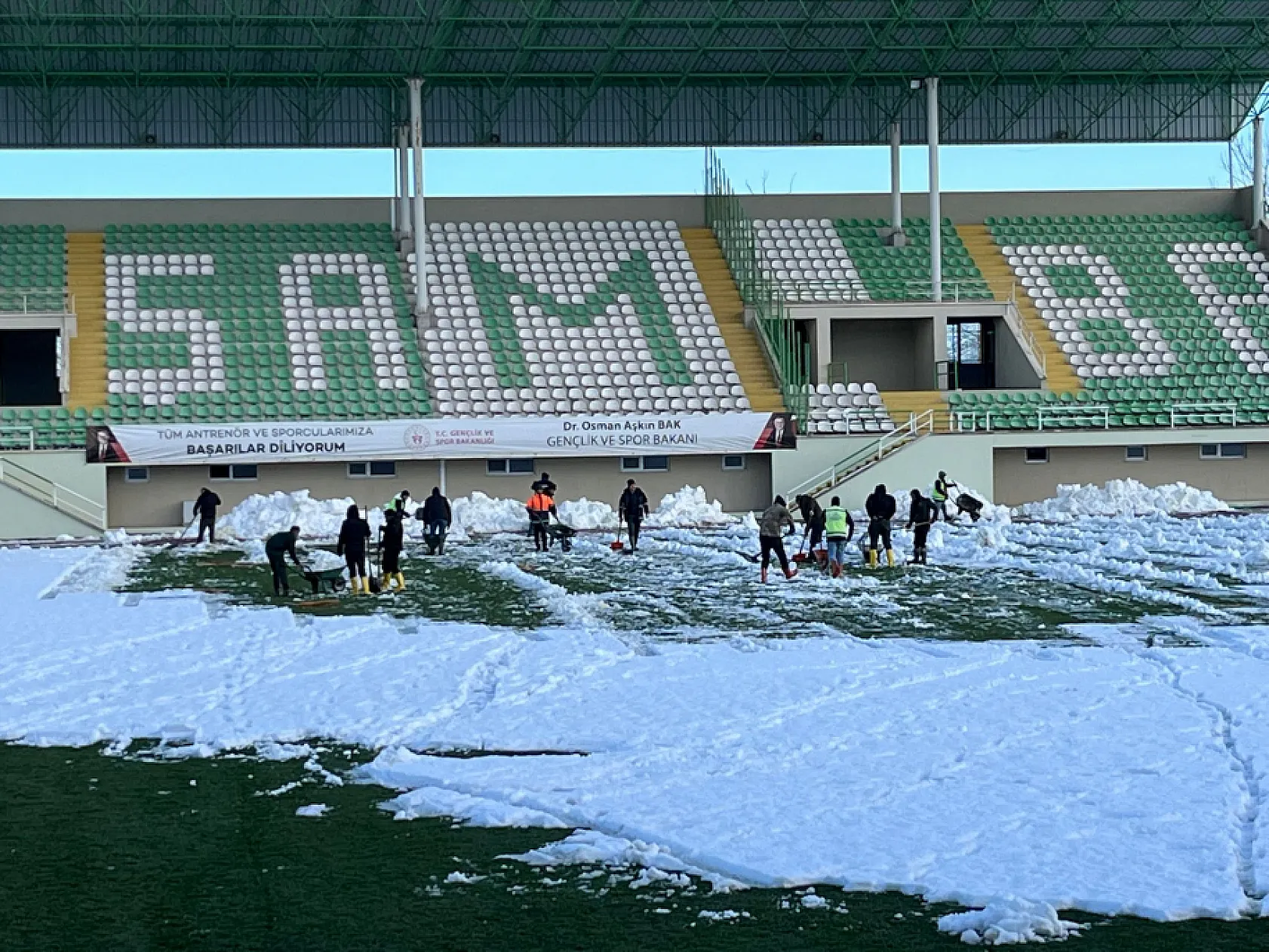 Çarşambaspor Stadı'nda Yoğun Kar Temizliği