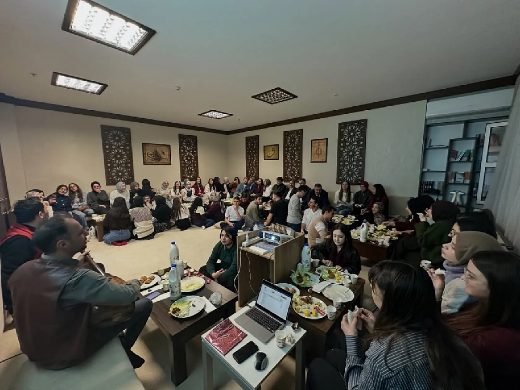 Çarşamba'da sıra dışı buluşma: geleceğin hukukçuları has oda'da moral depoladı