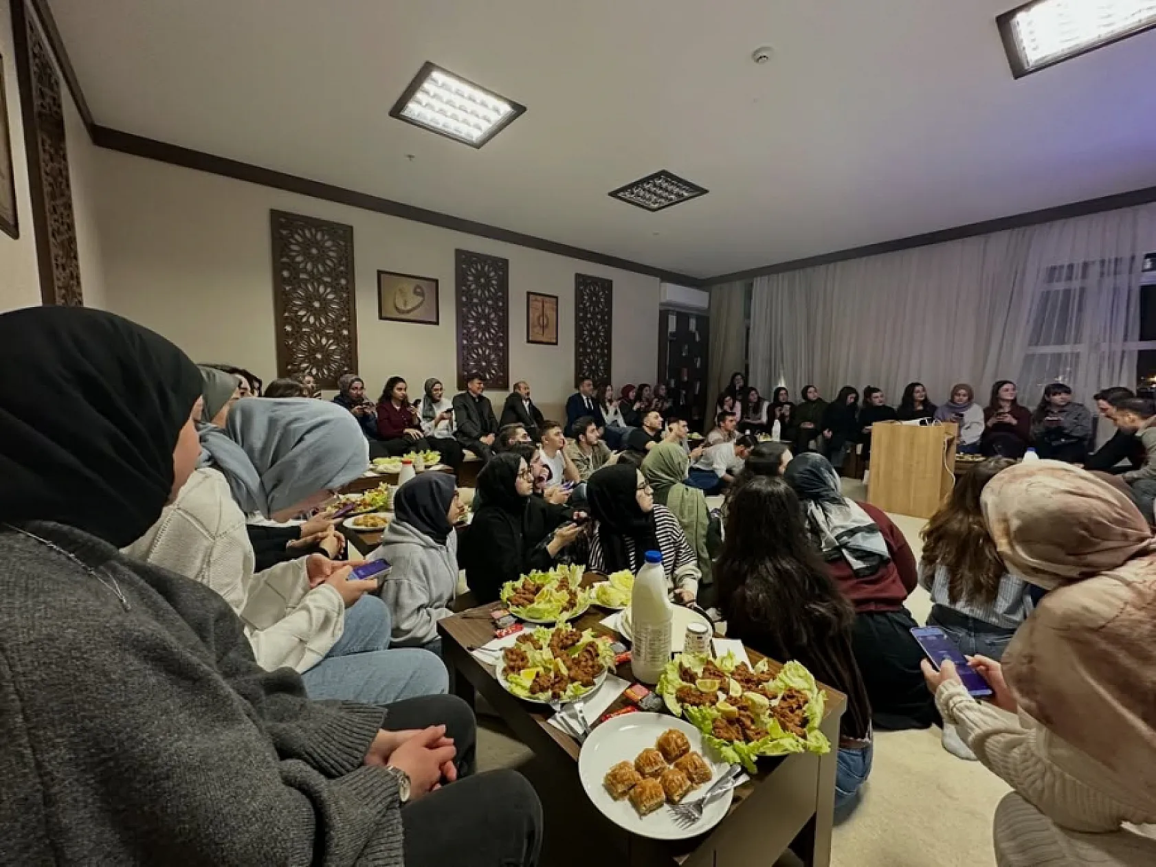 Çarşamba'da sıra dışı buluşma: geleceğin hukukçuları has oda'da moral depoladı