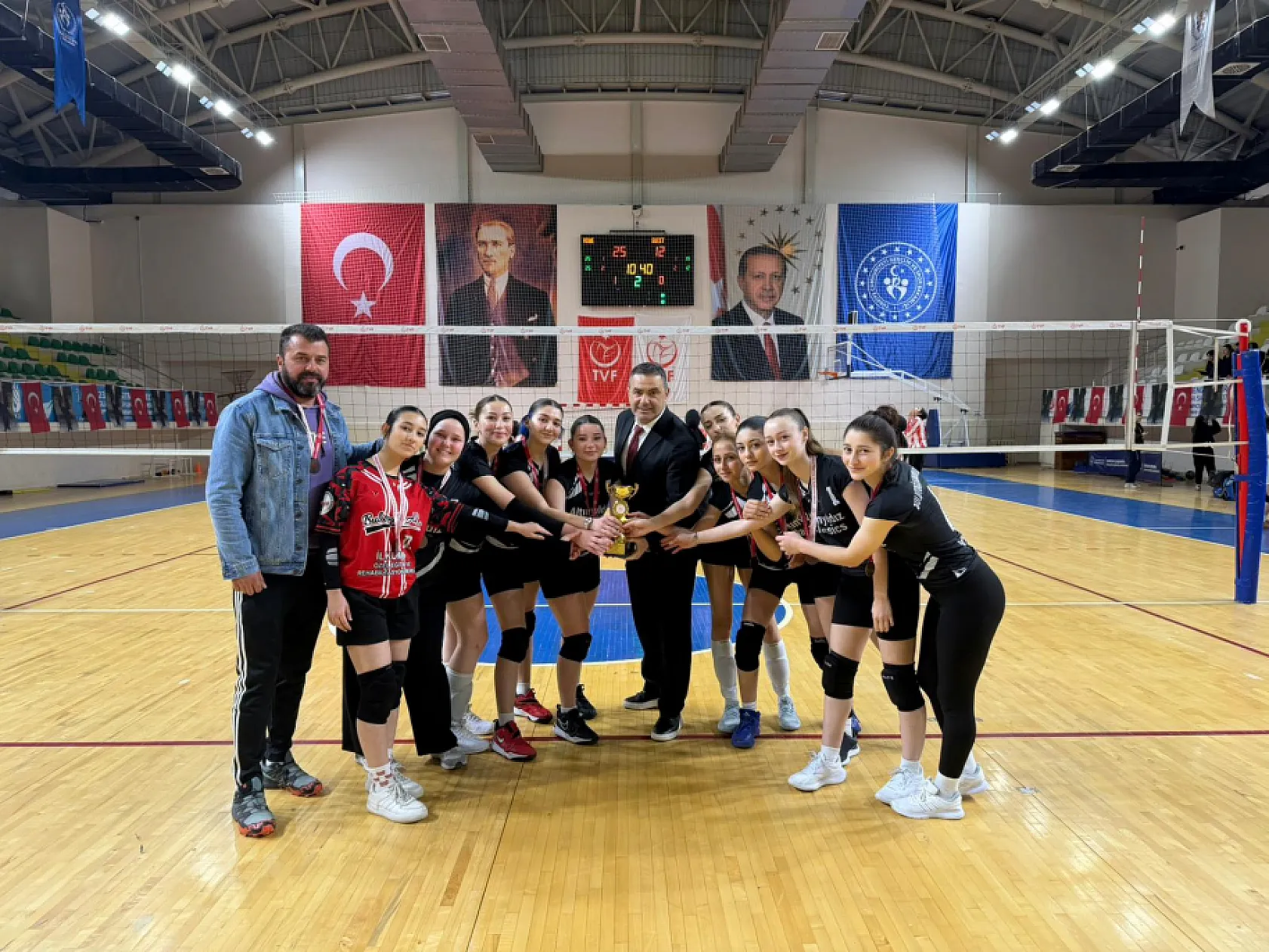 Liseler arası voleybol turnuvasında şampiyon Ali Fuat Başgil Anadolu Lisesi