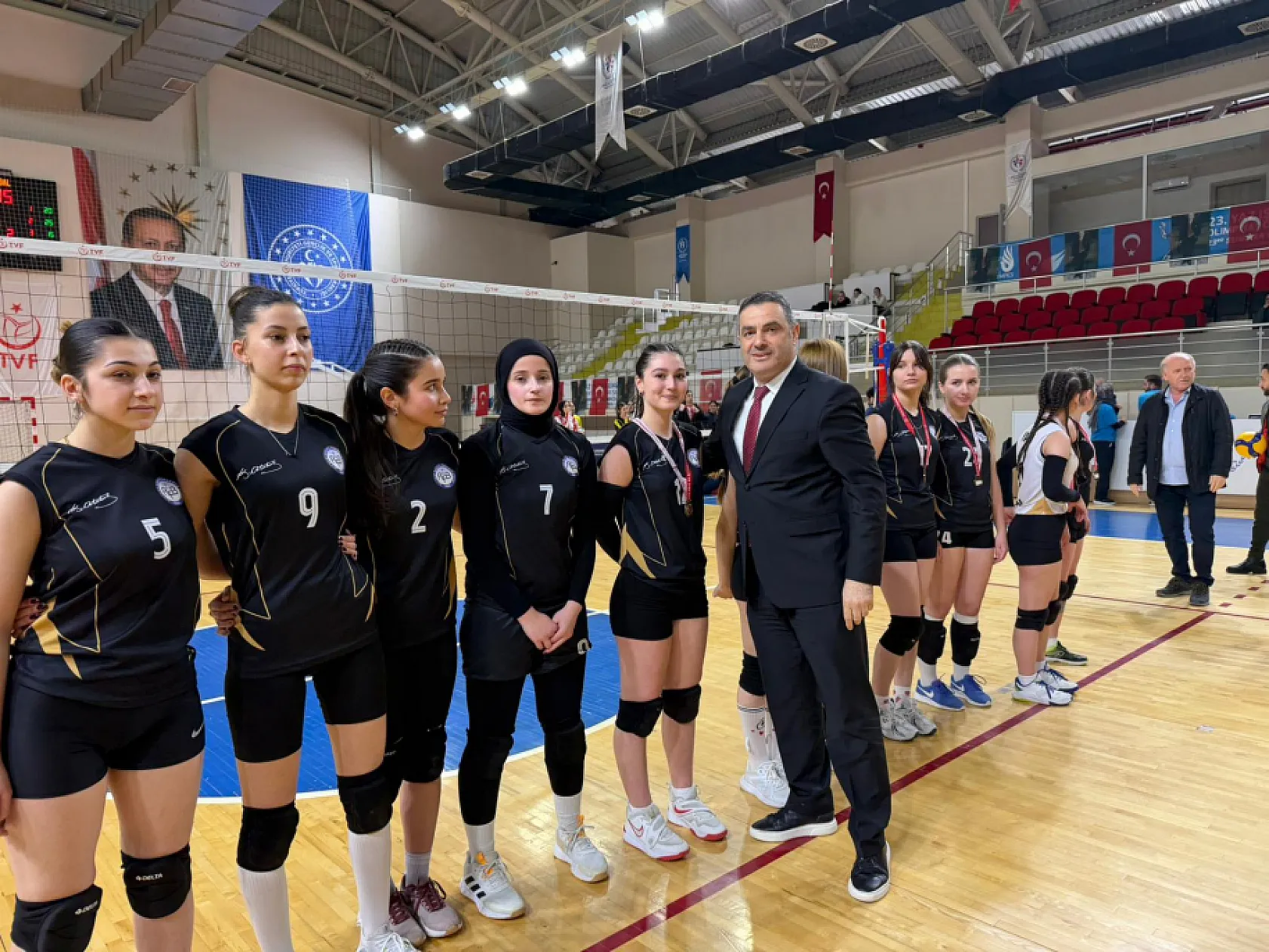 Liseler arası voleybol turnuvasında şampiyon Ali Fuat Başgil Anadolu Lisesi