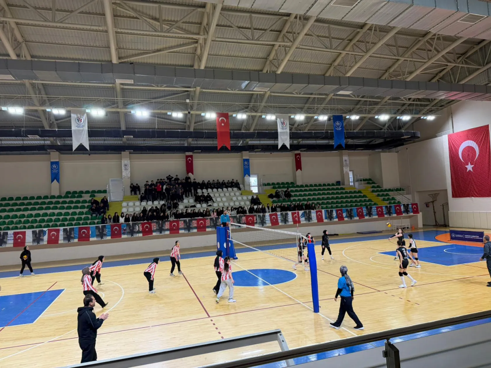 Liseler arası voleybol turnuvasında şampiyon Ali Fuat Başgil Anadolu Lisesi