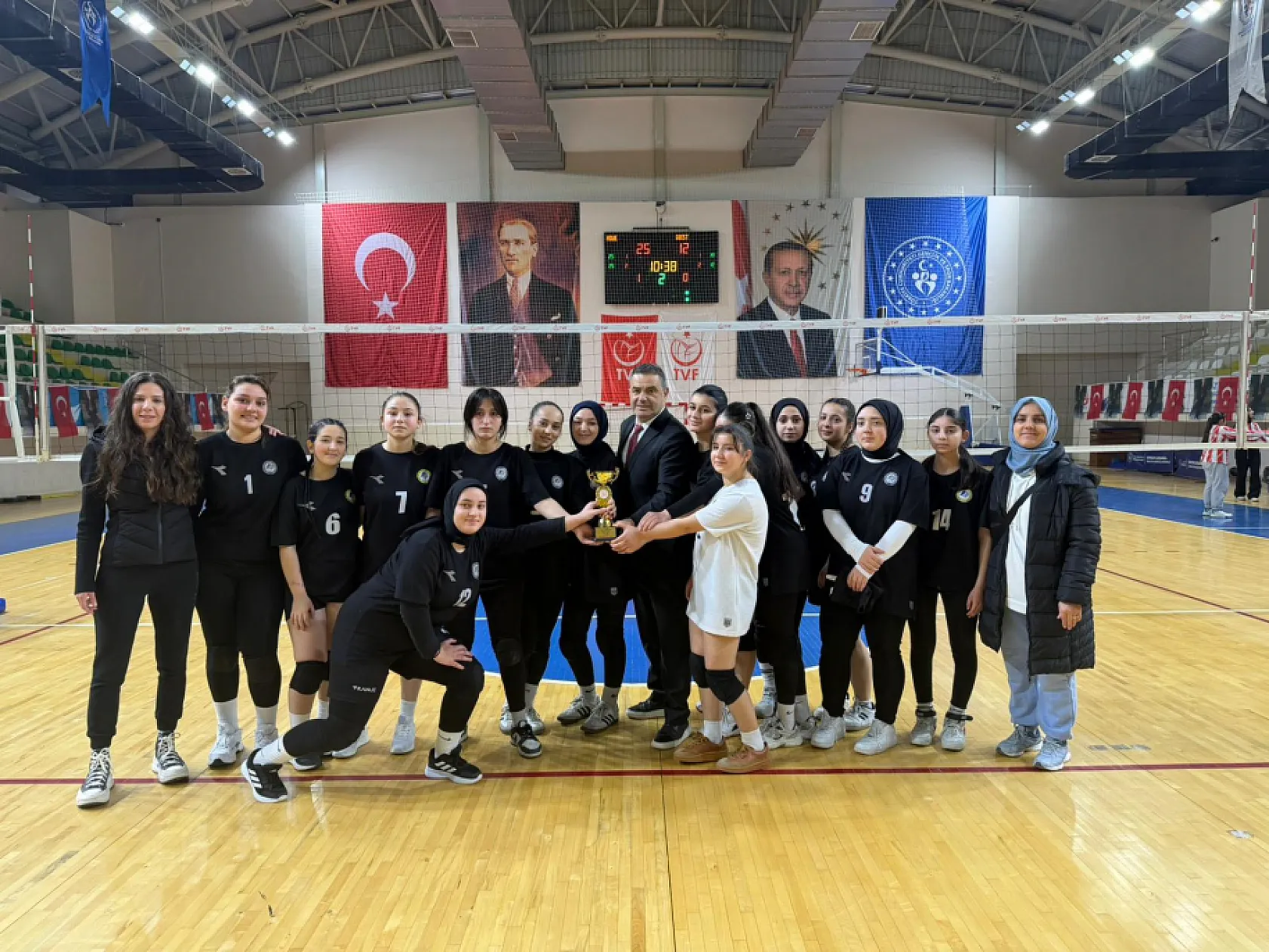 Liseler arası voleybol turnuvasında şampiyon Ali Fuat Başgil Anadolu Lisesi