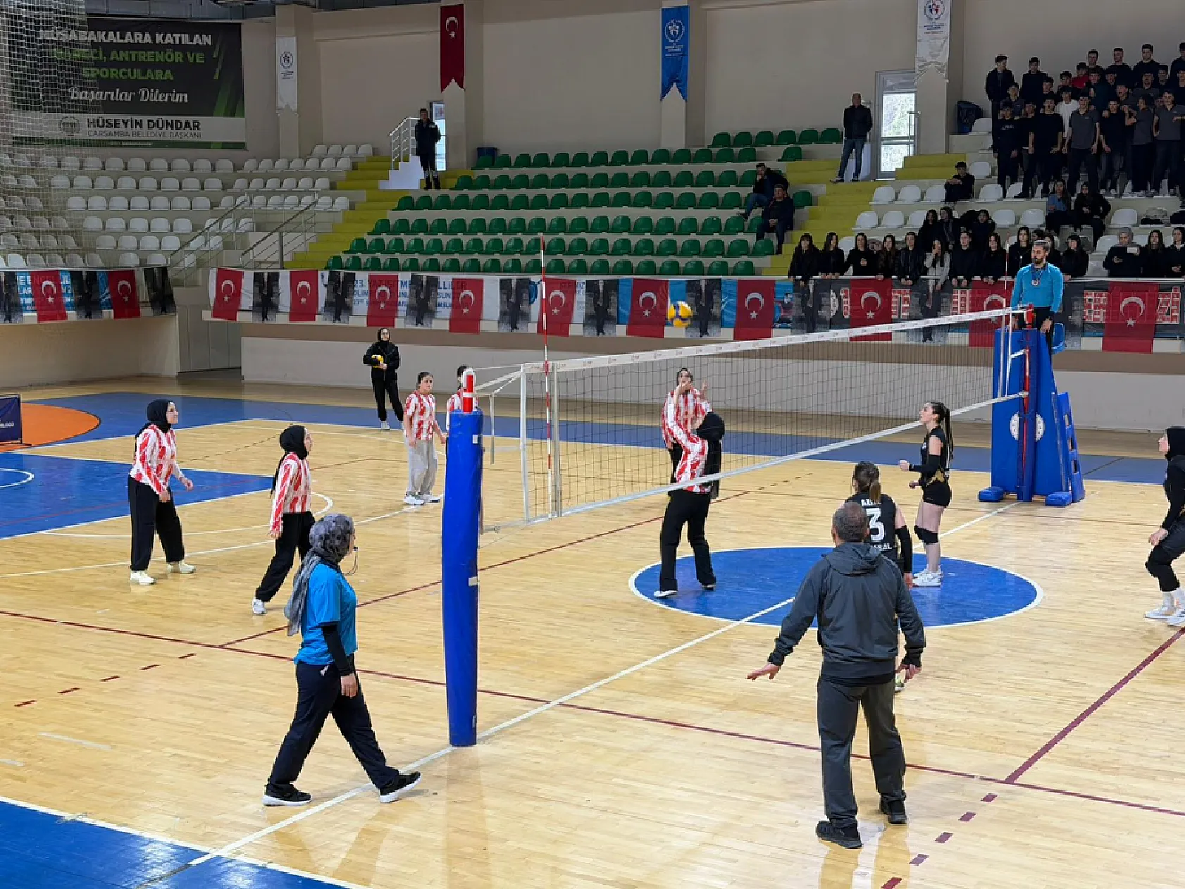 Liseler arası voleybol turnuvasında şampiyon Ali Fuat Başgil Anadolu Lisesi