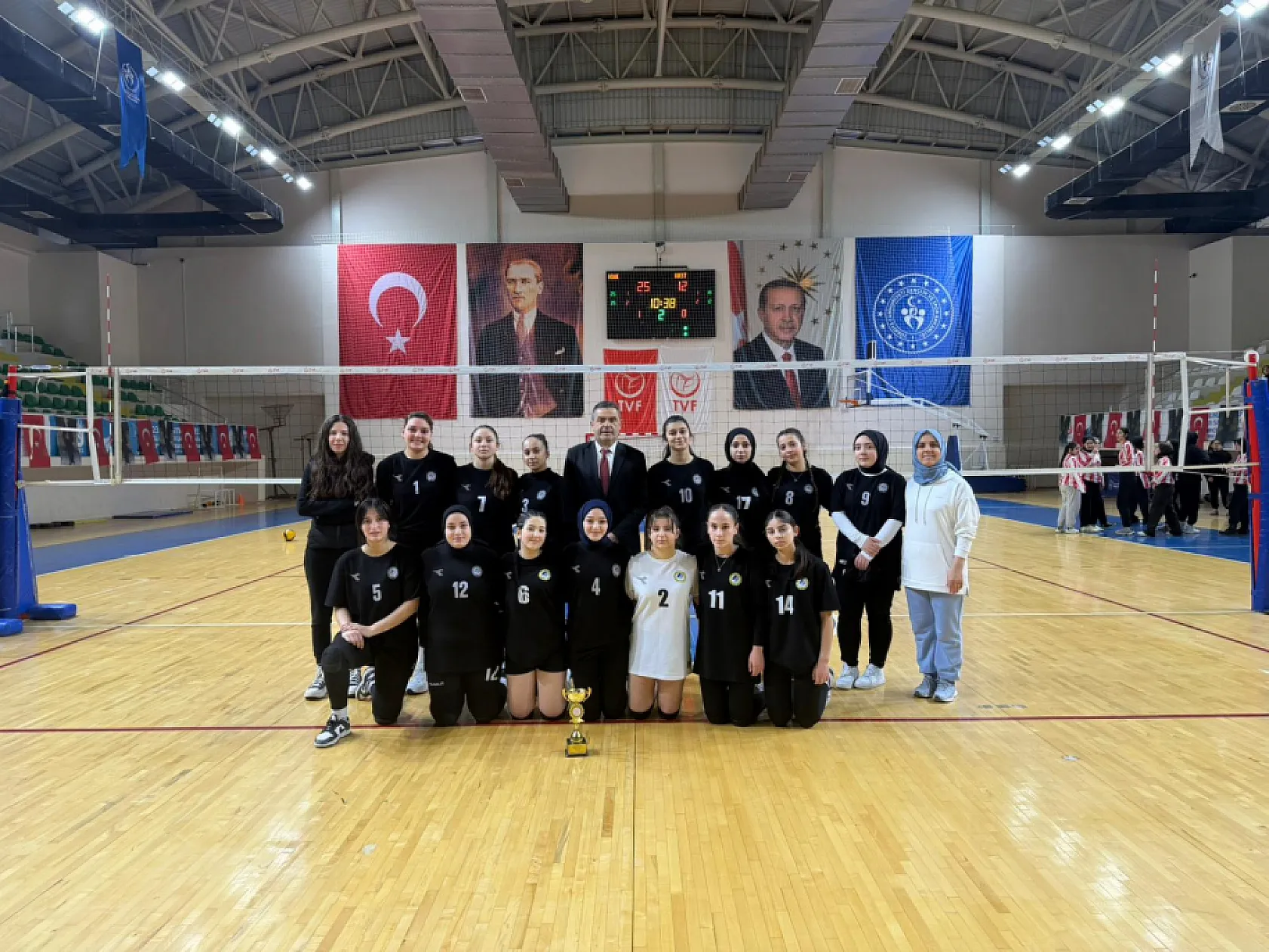Liseler arası voleybol turnuvasında şampiyon Ali Fuat Başgil Anadolu Lisesi