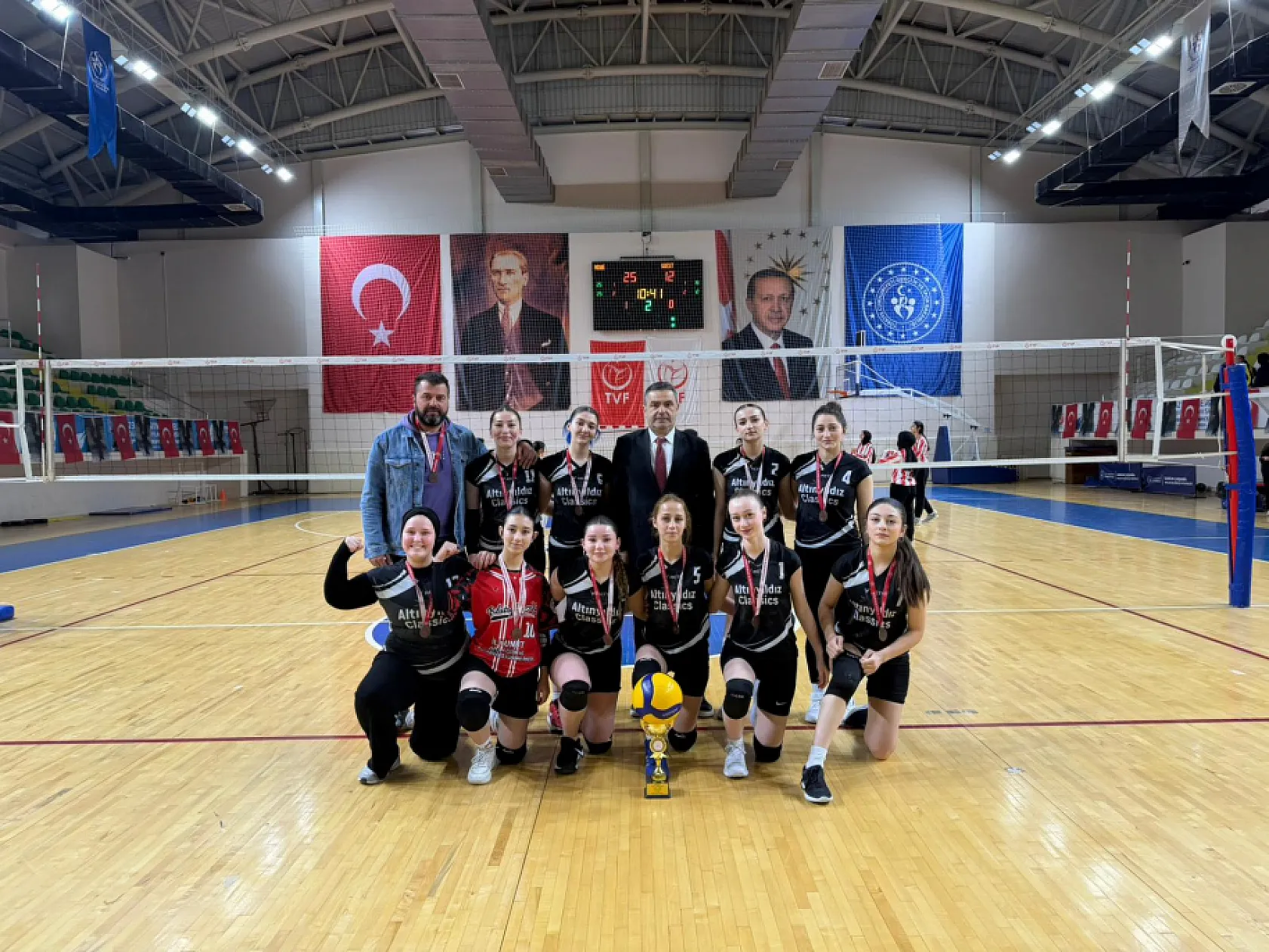 Liseler arası voleybol turnuvasında şampiyon Ali Fuat Başgil Anadolu Lisesi