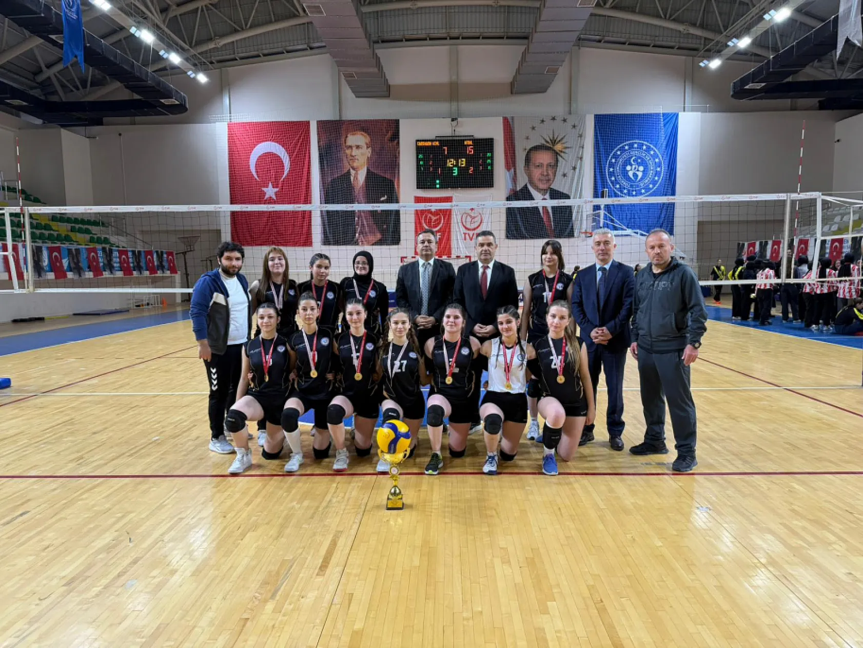 Liseler arası voleybol turnuvasında şampiyon Ali Fuat Başgil Anadolu Lisesi