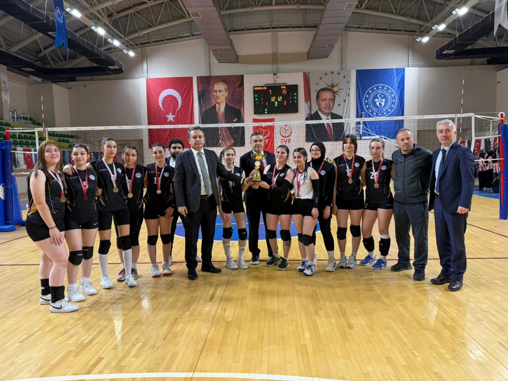 Liseler arası voleybol turnuvasında şampiyon Ali Fuat Başgil Anadolu Lisesi