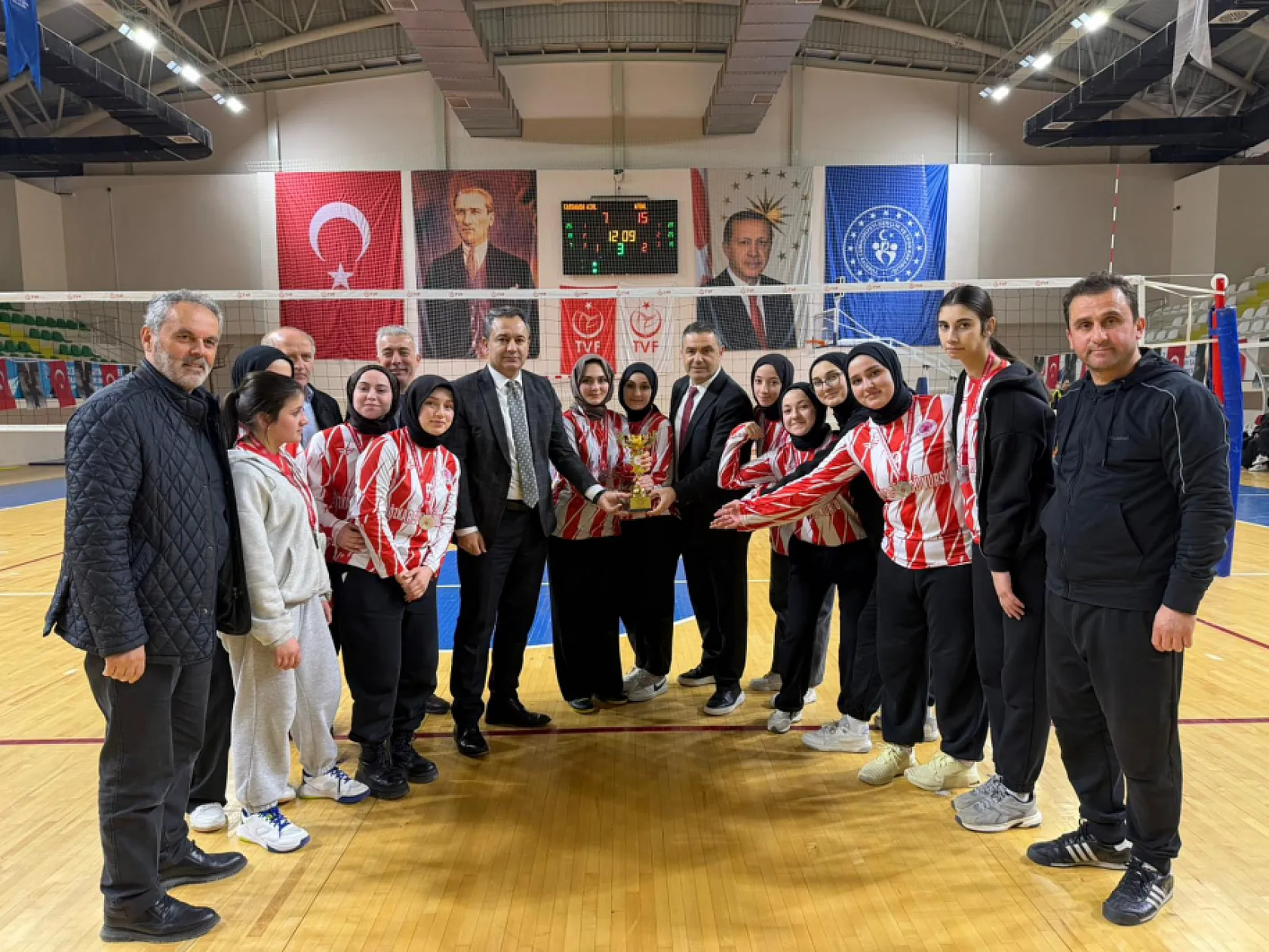 Liseler arası voleybol turnuvasında şampiyon Ali Fuat Başgil Anadolu Lisesi