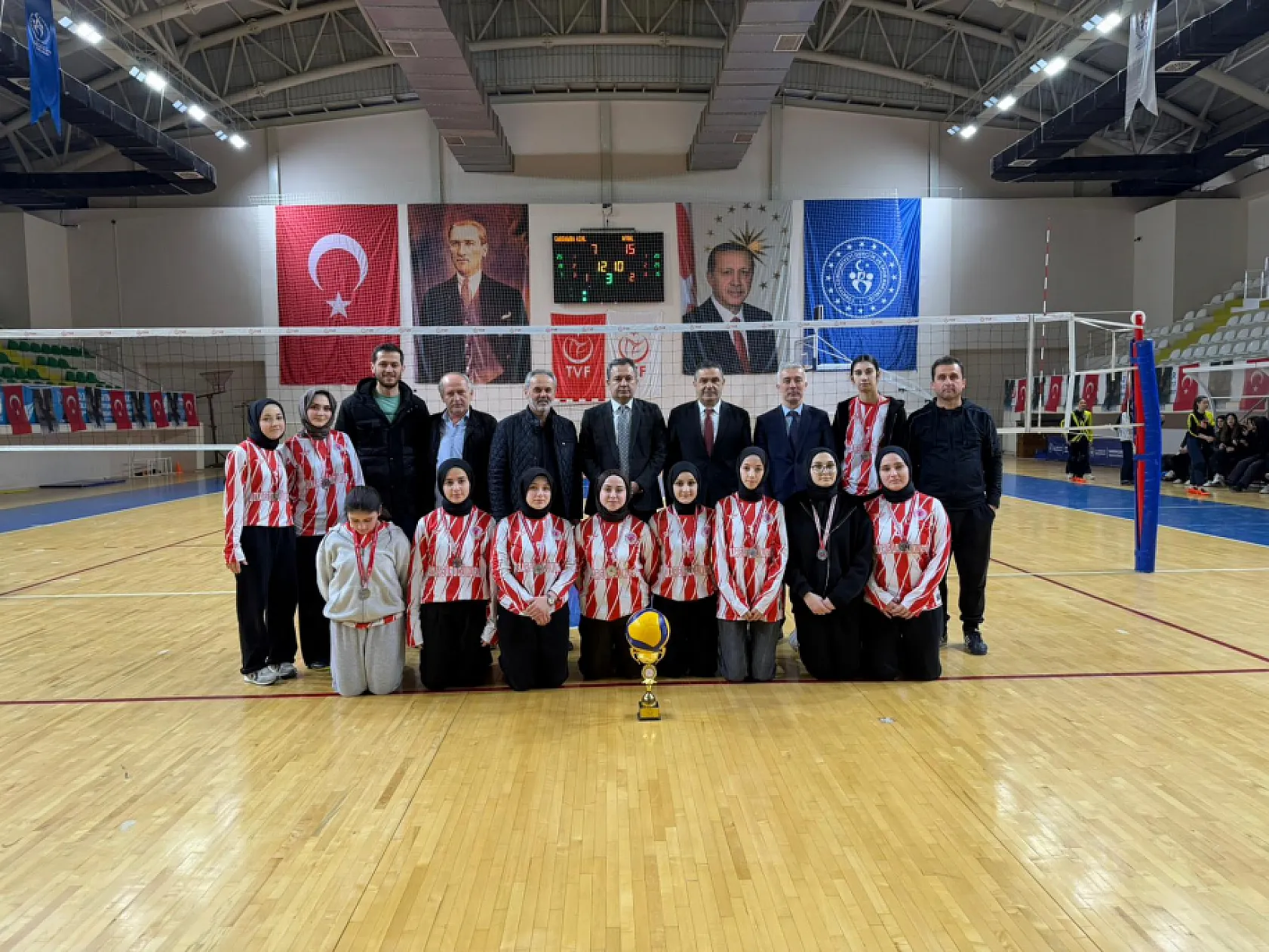 Liseler arası voleybol turnuvasında şampiyon Ali Fuat Başgil Anadolu Lisesi