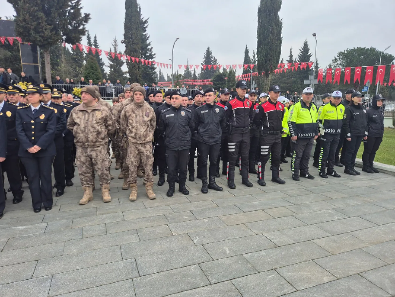Samsun'da şehitler için saygı atışı