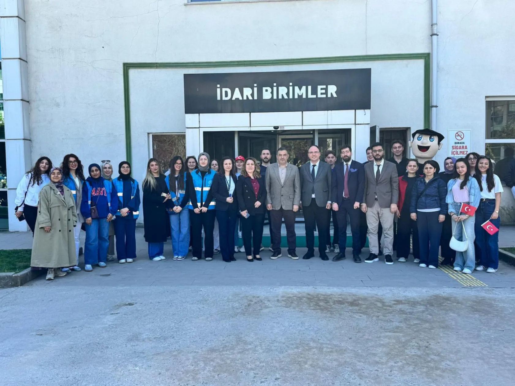 Samsun Çarşamba'da öğrenciler ve gençler minik hastaları ziyaret etti
