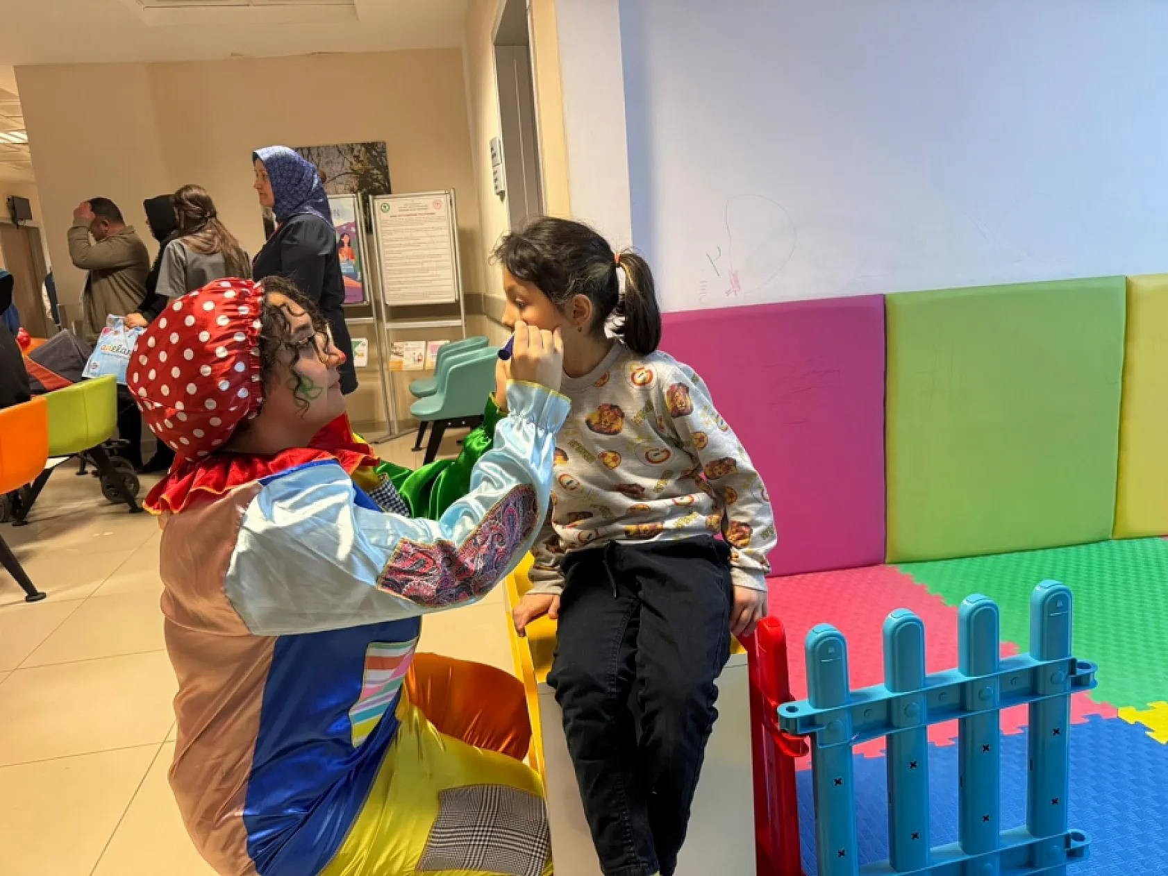 Samsun Çarşamba'da öğrenciler ve gençler minik hastaları ziyaret etti