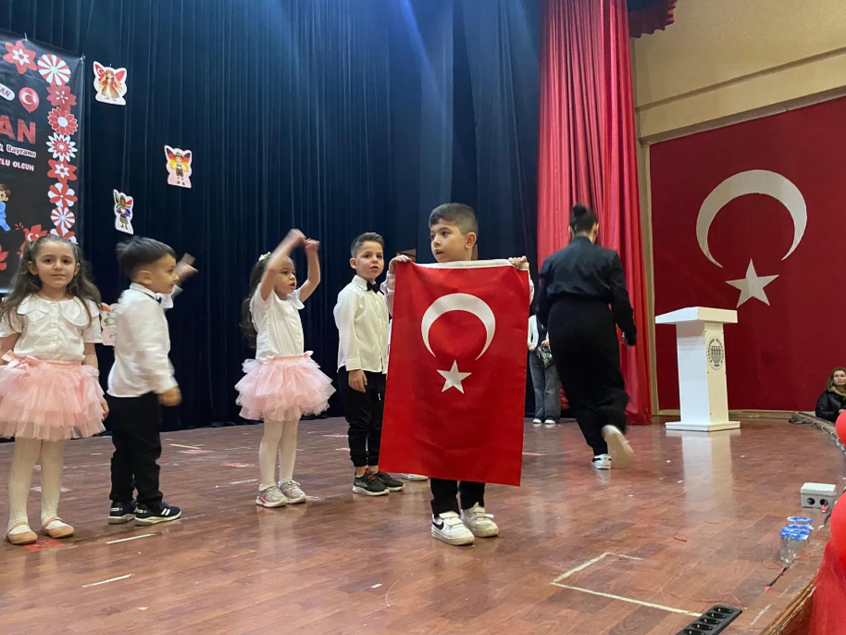 Minik yürekler 23 Nisan'da sahnede