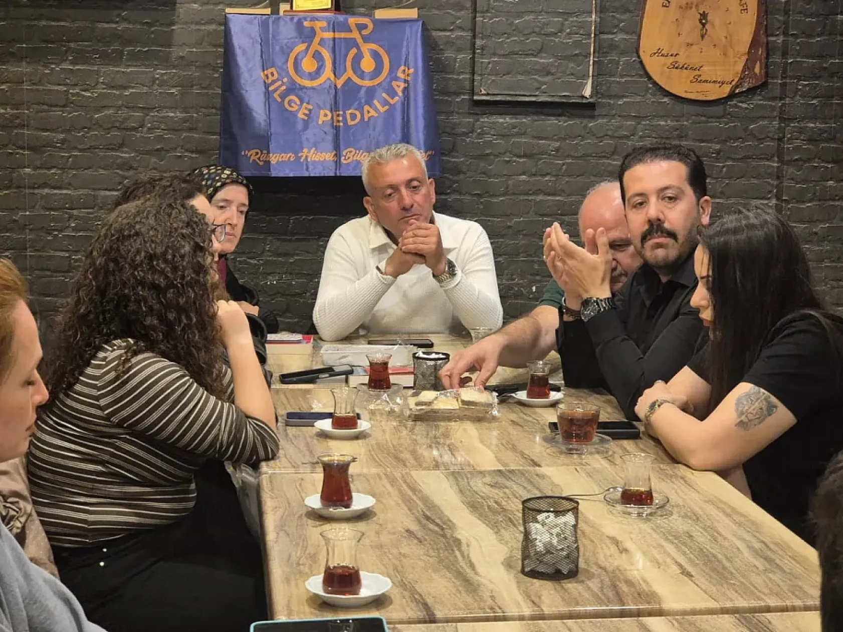 Hem pedal çeviriyor hem kitap okuyorlar