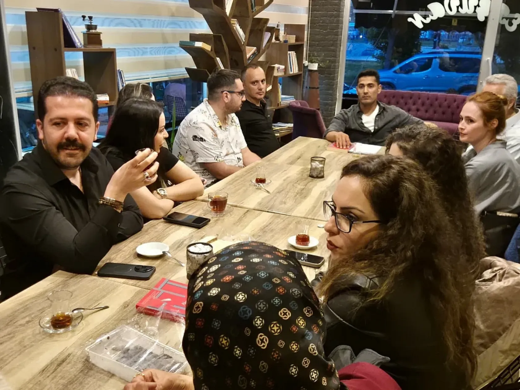 Hem pedal çeviriyor hem kitap okuyorlar