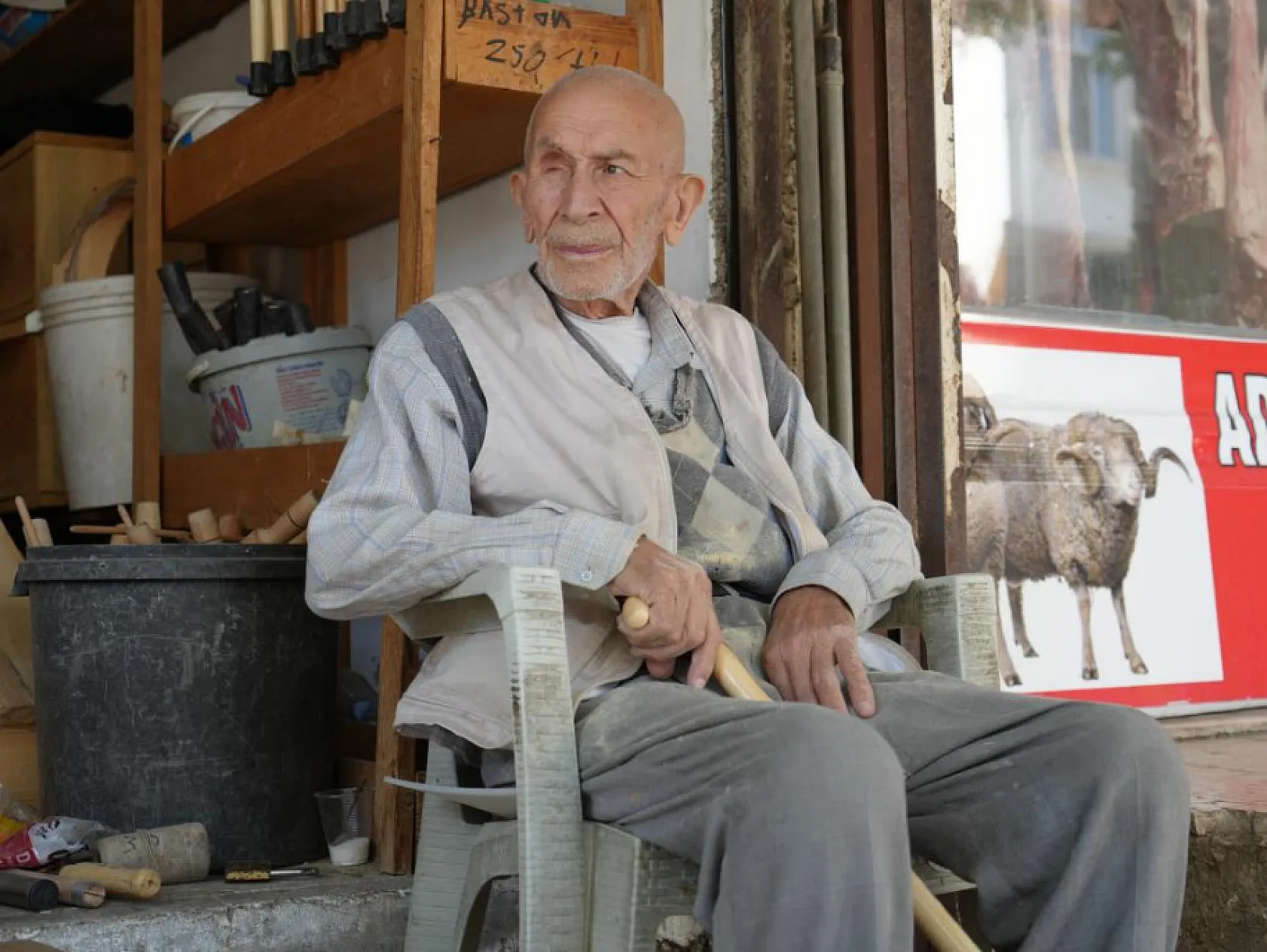 70 yıllık meslek aşkı: 90 yaşında hala ahşaba şekil veriyor