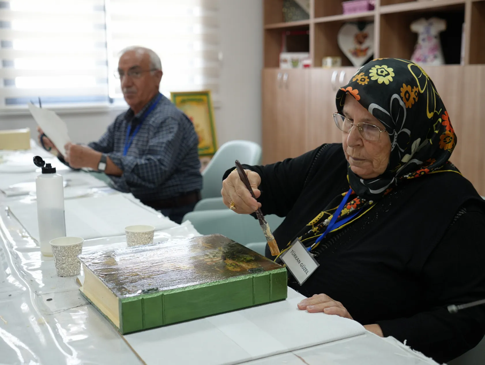 Alzaymır hastaları el sanatlarıyla sosyalleşiyor