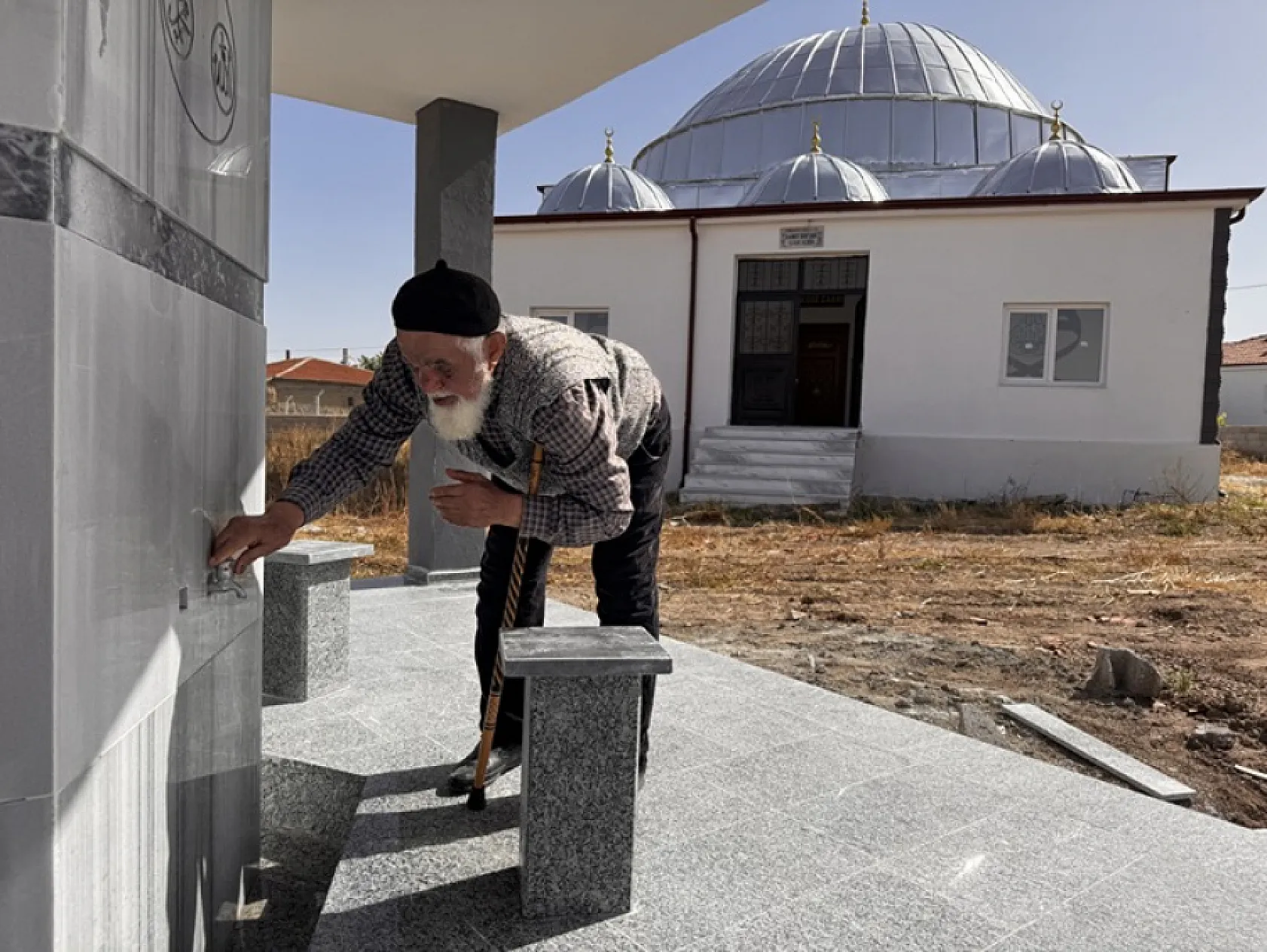 Miras bırakacağı arazisini satıp cami yaptırdı